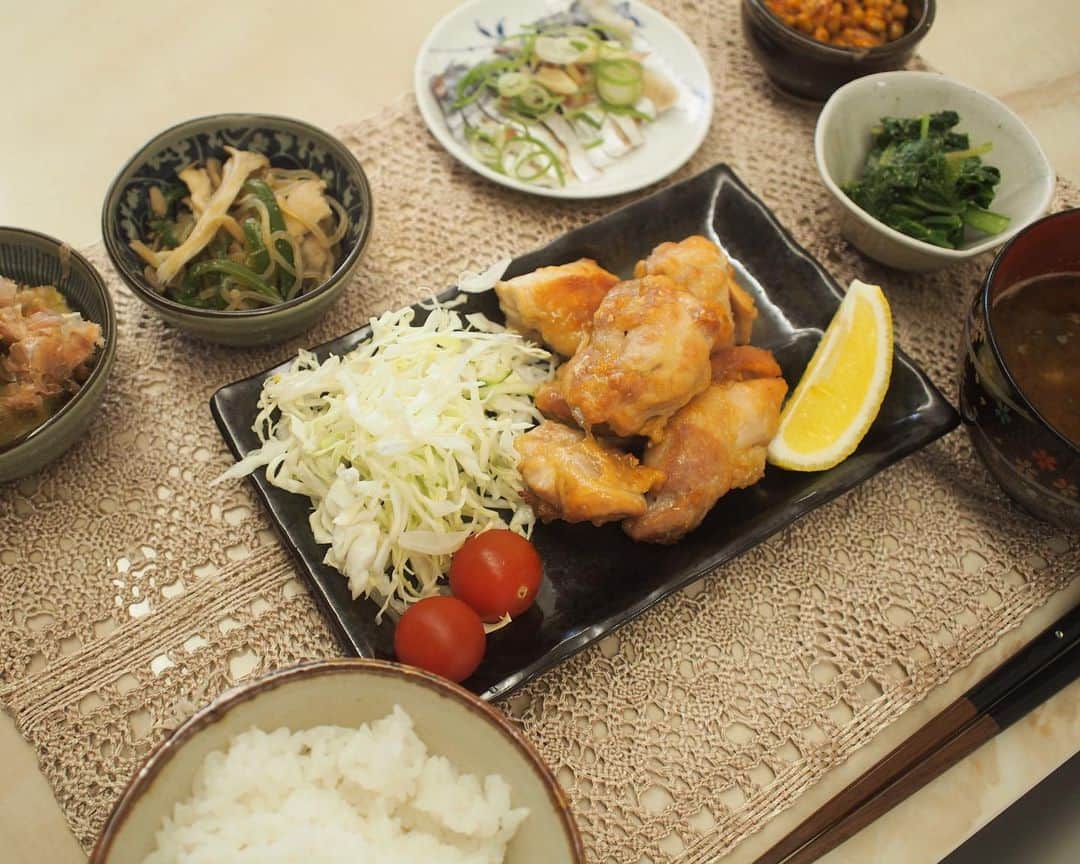 宇佐美蘭のインスタグラム：「今日の夕飯は、オーブンで揚げない唐揚げを作ろうと思っていたのに、片栗粉を切らしてしまっていて…﻿ 唐揚げ味のグリルチキン🗿﻿ まっ皆がモリモリ食べてくれたから良いっか🙋‍♀️✨﻿ ご馳走様でした♪﻿ ﻿ #夕飯#夜ご飯#唐揚げ#グリルチキン」