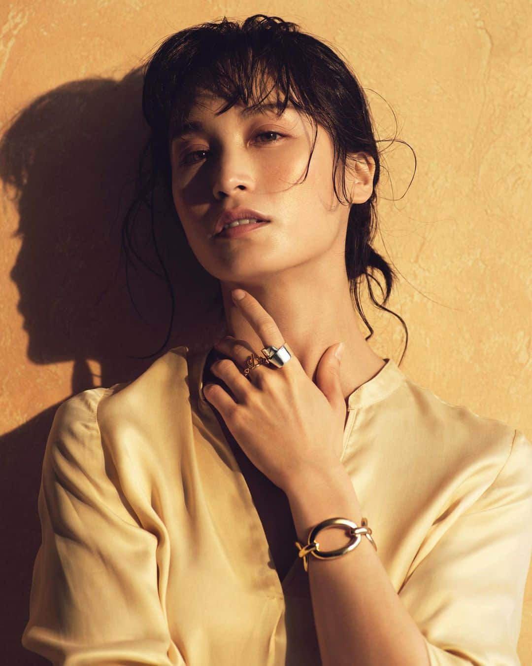 長山一樹のインスタグラム：「オーガニックな色気は美しい。 @otonamuse  @joueteofficial  Model @amykuroda  Stylist @dodo_chiharu  Hair @shucohair  Make @akiko25  Editor @miku_nishizawa  #写真 #ファッションフォト  #ジュエリー #ハッセルブラッド  #長山一樹」