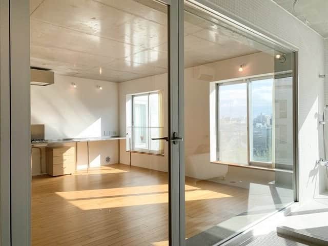 グッドルームさんのインスタグラム写真 - (グッドルームInstagram)「▼まるでワンシーン  3人の建築家がコラボレーションすることに よって生み出された新たなデザイン。 ⁠ -------------------⁠ ⁠ 東京 #新大塚 ワンルーム 46.43㎡⁠ 大きな窓からは暖かな光と気持ち良い風が 入りこむ1Rのお部屋。  そして、一つのお部屋のような大きさと 機能的さも兼ね備えたサニタリー。  ガラス張りにもなっているので、 居室とのつながりを持つことで、 開放感も味わえます。  そのままバルコニーに出ることも出来ます。 バルコニーもガラス張りになっており、 気分は美術館にいるような感じにも◯  天気の良い日には、スカイツリーを 眺めることもできます。  ここでしか体験出来ないような要素が 詰まったお部屋なのです。 ・⁠ こちらの物件は実際に住めるお部屋です。詳細はストーリー、ハイライトにて！⁠ ・⁠ こだわりのお部屋探しは、@goodroom_jp から URLをチェック！⁣⁣⁣⁣⁣⁣⁣⁣⁣⠀⁣⠀⁠ ・⠀⁠ ※最新のお家賃につきましては、リンク先物件ページからご確認ください。⁠ ⁠・⁠ #goodroom #interiordesign #decoration #myhome #homedesign #interiordecor #urbanlife #apartment #tokyo⁠ #東京 #生活 #シンプルな暮らし #シンプルライフ #日々の暮らし #引っ越し #暮らしを整える #一人暮らし  #物件探し #お部屋探し #お洒落な暮らし #理想の空間 #空間デザイン #間取り図 #賃貸⁠ #丁寧な暮らし #デザイナーズ  #丸ノ内線  #新築 #バスルーム」5月17日 19時30分 - goodroom_jp