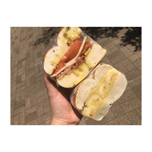 みのり(26)＠東京 ダイエットのインスタグラム：「🍖昼ごはん . #マルイチベーグル ◉生ハムとチーズとトマト ◉バナナとカシューナッツのやつ . . 今日は、久しぶりに外を散歩☺️💓 . . しょっぱいベーグルと、 甘いベーグルぅう🥯 . . そして、か・ら・あ・げ....😂 . . いーんだよ、あるいたんだから...。 . . 白金は、歩かなくてもいいような 子犬を連れて、結構さんぽしてるな🤔 . マスクもみんなオシャレだなー。 パンツみたいなやつからギンガムチェック... . #ダイエットは明日から . ◉ライザップ公認の紹介アンバサダーです。 〜紹介特典で、お安く入会できます〜 . ▶︎全国どの店舗でもOK ▷２週間のトライアルコースもあります(^_^)/ ▶︎カウンセリング予約前にご連絡ください . ◎入会やカウンセリングをお考えの方、 ご質問なども、DM✉️ください。 . ★トレーニング見学もできます★ . 📺RIZAP TVCM出演 🏅RIZAP BMG ファイナリスト2017.2018 . #rizap #ライザップ . #ダイエット #diet #ダイエット日記 #ダイエット記録  #instadiet #ダイエット仲間募集 #ダイエッター #公開ダイエット #lunch #昼ご飯 #昼食 #昼ごはん #食べて痩せる #ジャンクフード #junkfood #サンドイッチ #ベーグル #bagle #コロナに負けるな #美味しいもの好きな人と繋がりたい  #終息したら #食べたいものリスト #デブ活 #テイクアウトグルメ #緊急事態宣言」