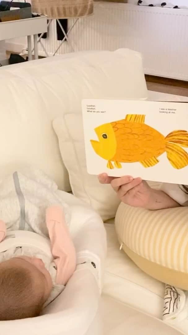 のインスタグラム：「We seem to have found a book she loves. She’s becoming so daldal. I have a feeling she’s going to be a book lover and bookworm like her mama 🥰 Wait till the end. She wasn’t too happy na tapos na 😂 Merci papa @erwan for capturing.」