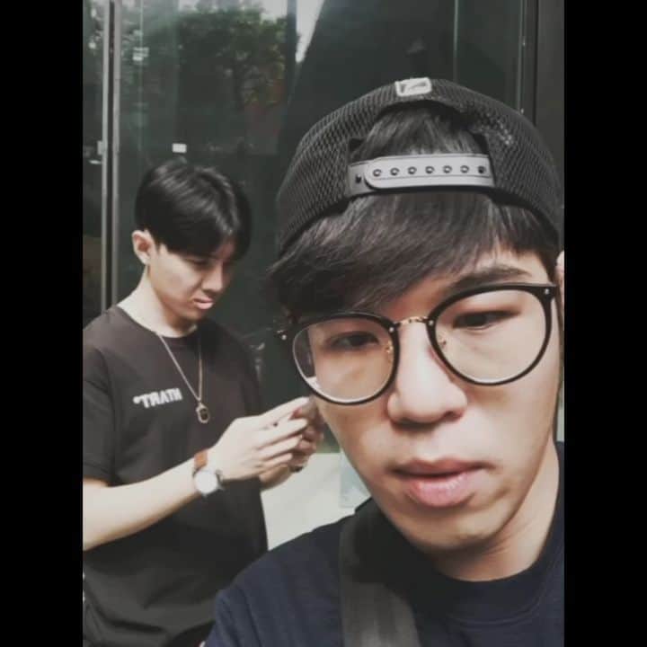 ダンソン・タンのインスタグラム：「為什麼偷拍我 還偷我的嘴🙄🙄🙄 #我的青春沒在怕 #拍戲日常 #我可愛的同事 #DT #唐禹哲 #HOTHEART #新高軒」
