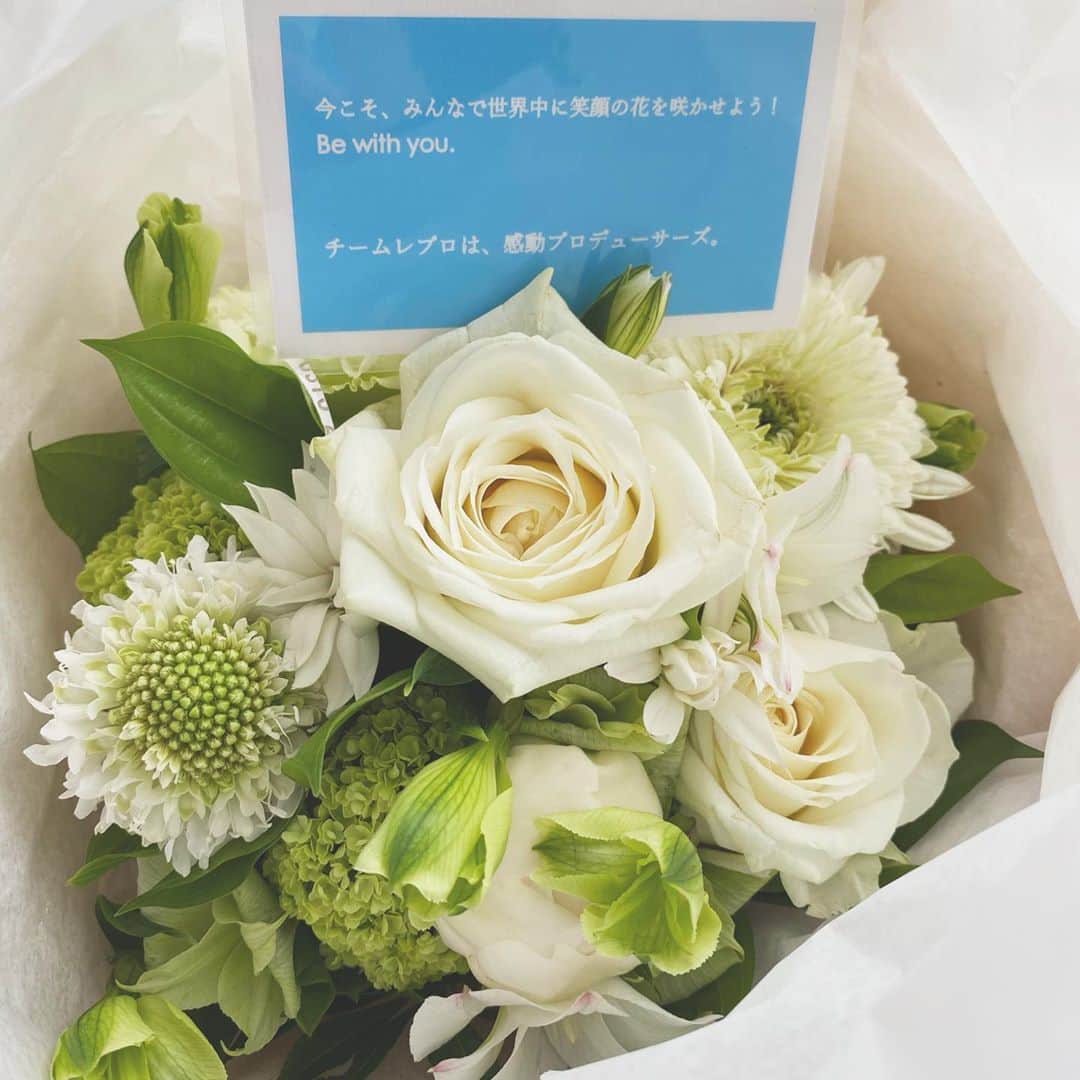 川口優菜さんのインスタグラム写真 - (川口優菜Instagram)「ぴしっ!! We are a teamですね✨ こんな時だからこそ、周りに感謝できる。 全てがキラキラでワクワクしていた初心を忘れず。 thank-you BOSS💪🏽😋 @homma_______t  #enjoyhome  #レプロエンタテインメント #bewithyou #チームレプロ」5月17日 19時44分 - yuna.kawaguchi