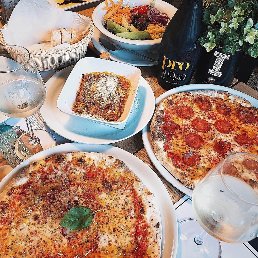 のインスタグラム：「🇮🇹 . 𝐃𝐞𝐥𝐢𝐜𝐢𝐨𝐮𝐬 𝐟𝐨𝐨𝐝𝐬 & 𝐰𝐢𝐧𝐞 𝐢𝐧 𝐕𝐞𝐧𝐢𝐜𝐞. 🍷 これでもかというほどパスタとピザとワインな日々😍🍕 輸出用に酸化防止剤の入っていない現地のワインは全く悪酔いをしないし 日本よりも認可されてる添加物が桁違いに少ないヨーロッパのご飯は毎食が外でも安心でした😌✨ これはヨーロッパに3週間滞在して実感できた新しい発見❣️ . ちなみにイカスミパスタの発祥はここヴェネツィア🇮🇹 素敵だったお店たちは、どうしてるかなぁ🌏💭 . . . #旅するヴァイオリニストinITALY #旅するヴァイオリニストinSunPrincess #JTBSUNPRINCESSWORLDCRUISE2019 #SunPrincess #WorldCruise #Cruise #Venice#Venezia#ITALY#ITALIA#Travel#Traveler#Violinist#Artist#music#love#happy#相知明日香#旅するヴァイオリニスト#旅#旅行#ヴァイオリン#音楽#イタリア#ベニス#ヴェネツィア#クルーズ#世界一周#世界一周クルーズ#🇮🇹」