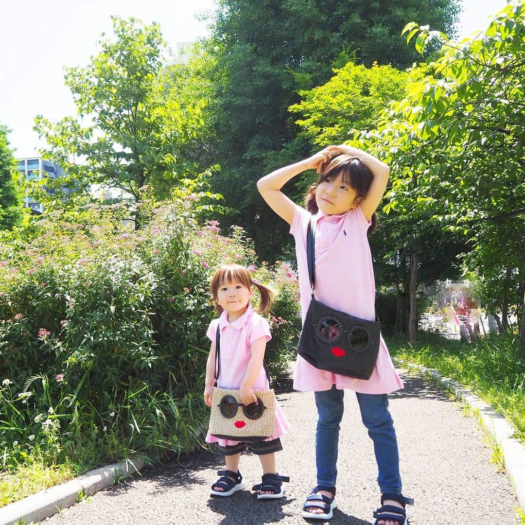 Kuboi Ayumiさんのインスタグラム写真 - (Kuboi AyumiInstagram)「こんばんは！﻿ 今日も暑かったですね。﻿ ﻿ 姉妹でお気に入りのポロのお揃いワンピースを着て﻿ 家族でお散歩をしに出たのですが、ちょうちょを探したりしているだけで﻿ 暑さでぐったりだったので、すぐにおうちプールに変更（笑）﻿ ﻿ 足元は家族全員お揃いのラクチンサンダルでした。﻿ すぐに全身泥だらけになる娘たちなので、ジャブジャブ洗って帰れるように。﻿ アジョリーのショルダーはかわいくて、2色買っちゃいました。﻿ ﻿ 来週から小学校は分散登校ですが、かなり不安。﻿ どうなることやら…。﻿ ﻿ ﻿ ワンピース：@poloralphlauren﻿ パンツ：@commecaism_official﻿ サンダル：@hiraki_official﻿ バッグ：@iamajolie　﻿ ﻿ ﻿ ちなみに、姉妹お揃いのワンピースと次女のパンツは @carryon_officialで購入しました。﻿ 今、コーデコンテストをしているみたいなので、私も参加してみようっと。﻿ ﻿ ﻿ ﻿ #リンクコーデ #親子リンク #ajolie　#ajoliebook #ショルダーバッグ #かごバッグ #アジョリームック本﻿ #ヒラキ #キャリーオン  #ヒラコーデ #ヒラキモニプラ #靴のヒラキ #スポサン #499円 #monipla #hirakishopping_fan」5月17日 19時54分 - himekagami