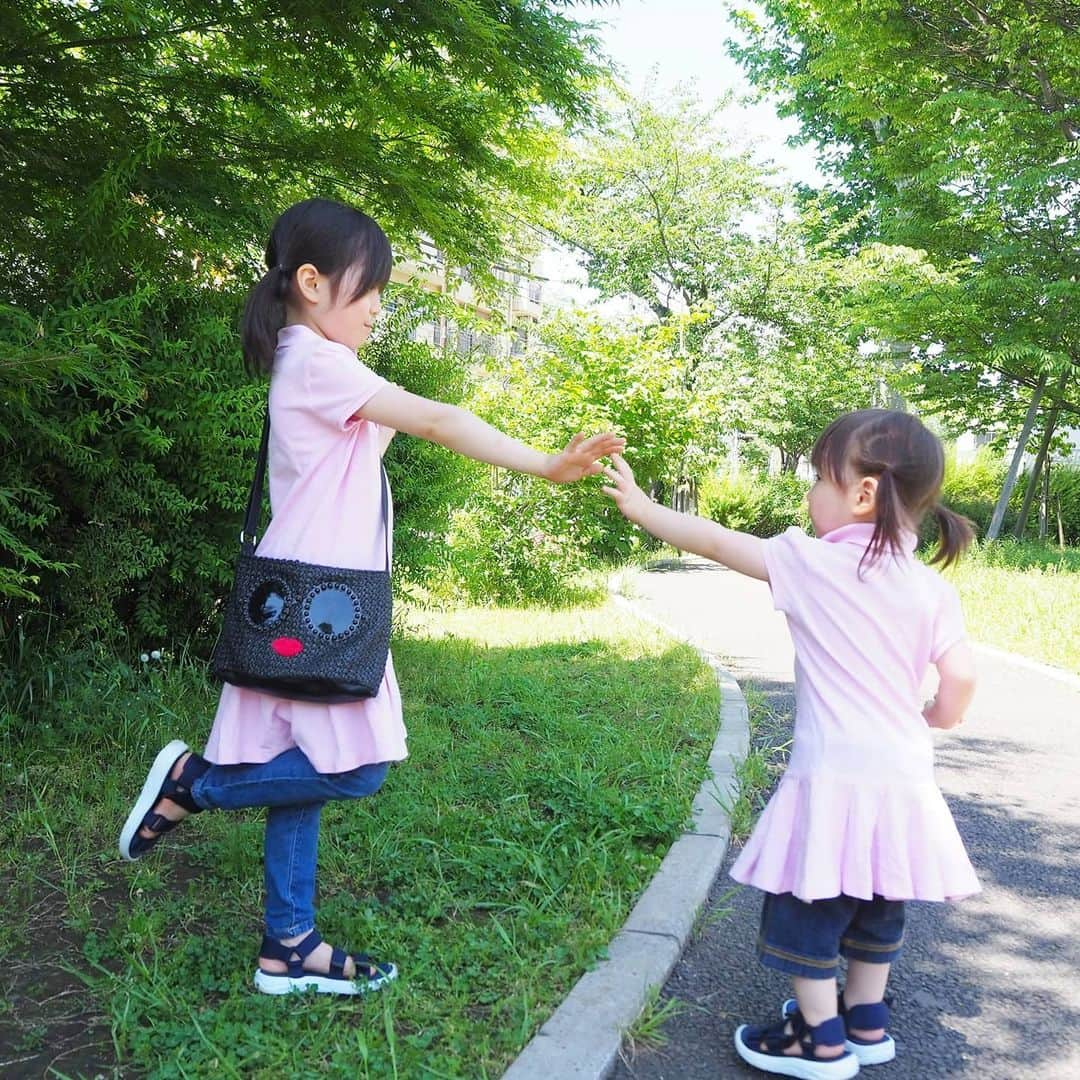 Kuboi Ayumiさんのインスタグラム写真 - (Kuboi AyumiInstagram)「こんばんは！﻿ 今日も暑かったですね。﻿ ﻿ 姉妹でお気に入りのポロのお揃いワンピースを着て﻿ 家族でお散歩をしに出たのですが、ちょうちょを探したりしているだけで﻿ 暑さでぐったりだったので、すぐにおうちプールに変更（笑）﻿ ﻿ 足元は家族全員お揃いのラクチンサンダルでした。﻿ すぐに全身泥だらけになる娘たちなので、ジャブジャブ洗って帰れるように。﻿ アジョリーのショルダーはかわいくて、2色買っちゃいました。﻿ ﻿ 来週から小学校は分散登校ですが、かなり不安。﻿ どうなることやら…。﻿ ﻿ ﻿ ワンピース：@poloralphlauren﻿ パンツ：@commecaism_official﻿ サンダル：@hiraki_official﻿ バッグ：@iamajolie　﻿ ﻿ ﻿ ちなみに、姉妹お揃いのワンピースと次女のパンツは @carryon_officialで購入しました。﻿ 今、コーデコンテストをしているみたいなので、私も参加してみようっと。﻿ ﻿ ﻿ ﻿ #リンクコーデ #親子リンク #ajolie　#ajoliebook #ショルダーバッグ #かごバッグ #アジョリームック本﻿ #ヒラキ #キャリーオン  #ヒラコーデ #ヒラキモニプラ #靴のヒラキ #スポサン #499円 #monipla #hirakishopping_fan」5月17日 19時54分 - himekagami