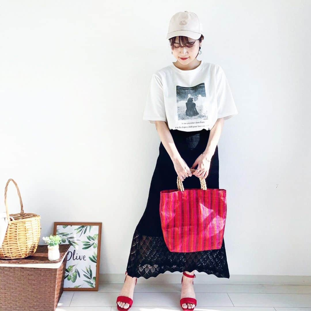 ROPÉ PICNICさんのインスタグラム写真 - (ROPÉ PICNICInstagram)「【COORDINATE】 フォトT×ニットスカートのシンプルコーデに小物を効かせて◎ 差し色に赤を入れることでこなれ感アップ✨ . スタッフ 156cm ________________ トップス(GDM10430) ¥2,490(税込) スカート(GDC10360) ¥4,939(税込)→¥3,895(税込) バッグ(GIX10100) ¥4,389(税込) シューズ(GIA10190) ¥5,049(税込) _______________ #ropepicnic #ロペピクニック #ootd #きょコ  #coordinate #コーディネート #フォトT #ニットスカート #タイトスカート #カジュアルコーデ #大人カジュアル #stayhome #おうちコーデ #おうち服 #おうち時間 #ropepicnic_onlinestore」5月17日 19時47分 - ropepicnic_official