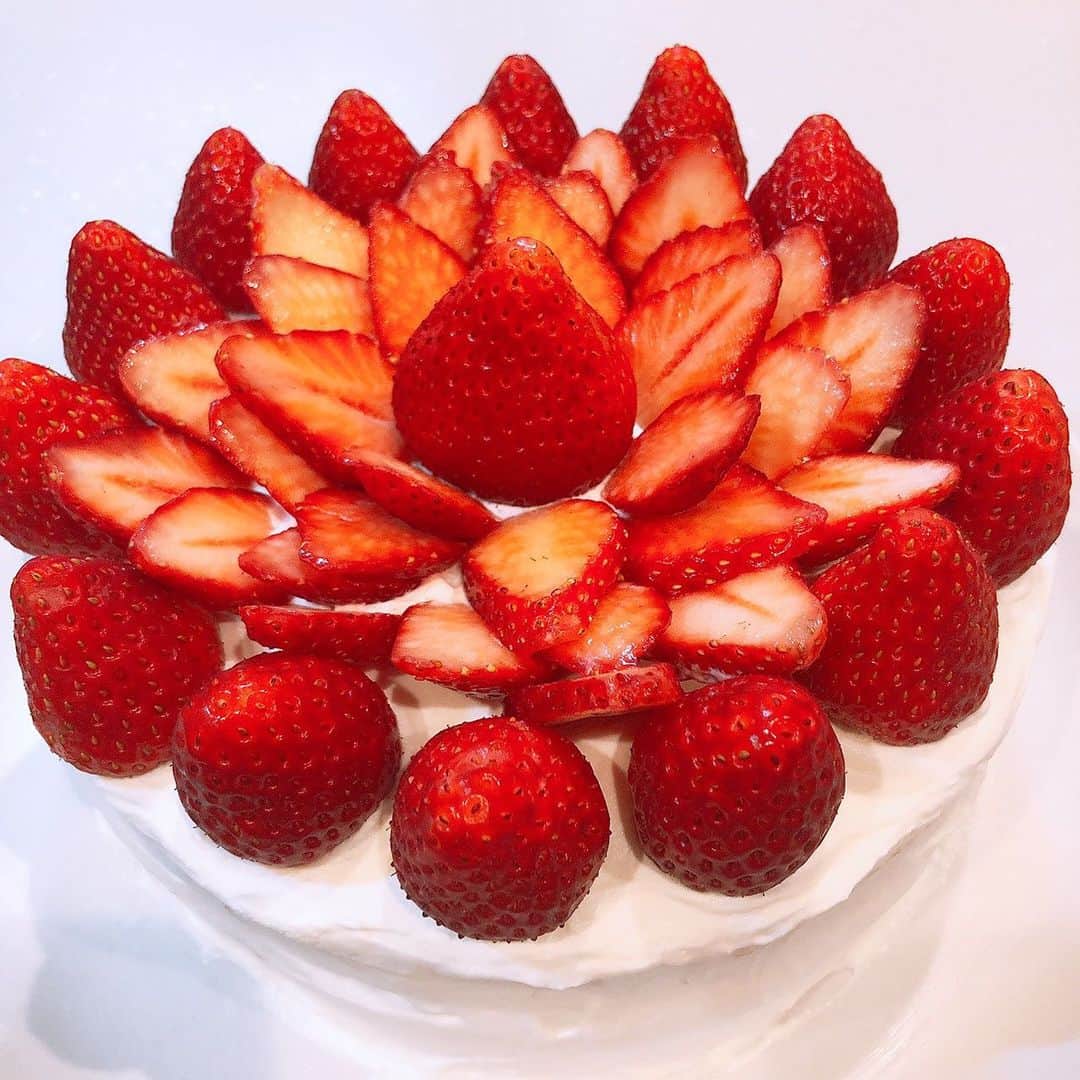 吉田仁人さんのインスタグラム写真 - (吉田仁人Instagram)「昨日映画『Diner ダイナー』を観て、﻿ パパがケーキを作りたくなったみたい。﻿ ﻿ 早く食べたいから写真撮れ！と﻿ ママに言われました。﻿ ﻿ 弟は笑っていました。﻿ ﻿ #吉田仁人 #MILK #ケーキ」5月17日 19時50分 - yoshida_jinto_milk