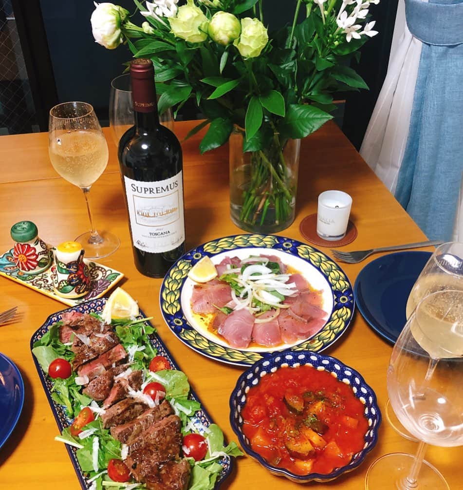 阿部優貴子のインスタグラム：「夕方くらいまでもつ鍋の予定だったのですがスーパーで美味しそうなお肉が安くなってたので大幅転換。  青山あたりにある、シチリア料理のお店をイメージ。笑 いつかシチリア島に行きたいなぁ🍋🇮🇹 *  #あべゆきごはん #おうちごはん #ワインに合う料理#タリアータ#カポナータ#カルパッチョ#シチリア料理 #stayhome #stayhomestaysafe」