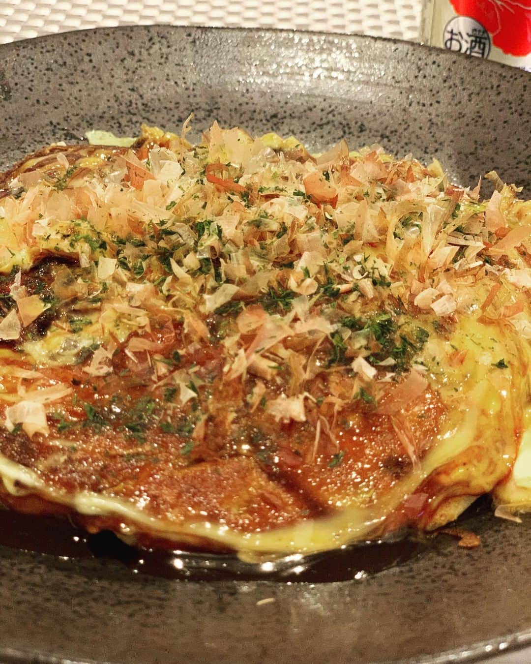 中澤裕子のインスタグラム：「☆旦那飯☆ ・ 今夜は 米粉のお好み焼き ・ 週末は夫にお任せ ・ 何をするのも私より器用で上手 だから私は全力で甘えることに してます ・  #米粉 #山芋 #キャベツ #私用に豚肉  #サクフワ  #グルテンフリー  #旦那の方が料理上手」