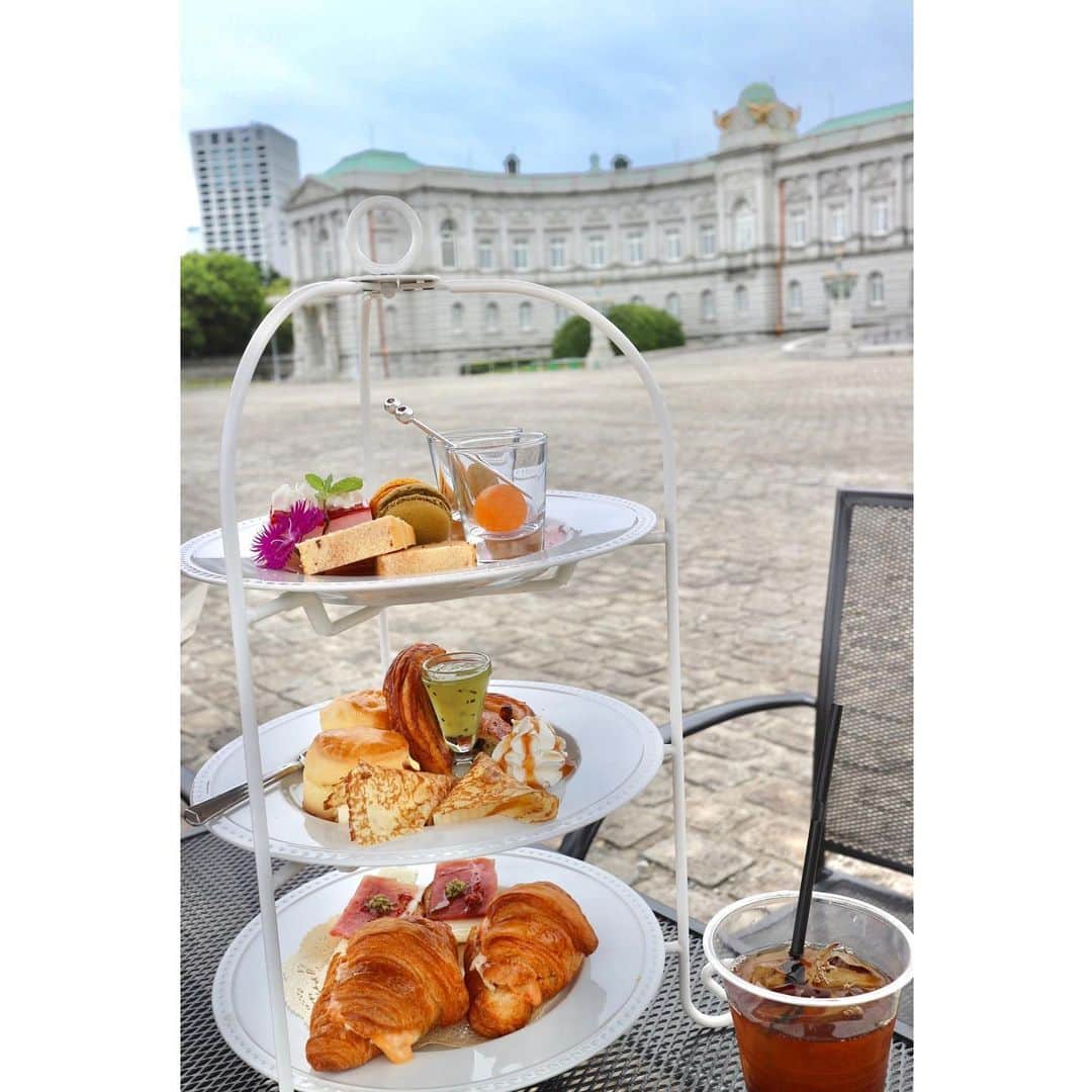 花田浩菜のインスタグラム：「#時差投稿 ⏰ . . 時差投稿どころかまだ2人目もお腹にいなかった頃だから、たぶん2年前くらいに行った時の😂🙌乗せ忘れていた#迎賓館 の#アフタヌーンティー ☕️❤️ この間、テレビで迎賓館の紹介を見て行ったことを思い出しました✨ 母と行ったのですが、本当に素敵な場所で！わざわざフランスに行った時に1人で足を伸ばして行った#ベルサイユ宮殿 を思い出しました🏰🌹 . . 今は見学中止になっているそうですが、最近は2歳の息子も『ウイルス落ち着いたら、○○行きたいね〜』の言動が多くなり2歳でも色々感じているんだなーと感じる今日この頃です。 ニュースを見ても『びょーいん！ウイルスかかっちゃったのかな〜？こわいね〜🥺』と心配そうな顔をして話している毎日の息子さん👶 早く落ち着いて思い切り遊ばせてあげたいなあ〜その為にも今はおうち遊びを充実させてあげたいもののネタが尽きてしまいどうしたら良いものか苦戦中でございます🤣 . . 最近はGW明けてから１日が一瞬すぎて😂🙌朝起きてバタバタバタバタして気付いたら夜、2人がお昼寝してる間は寝ちゃったら家事何もできないから寝れなくて、気づいたら娘の夜の寝かしつけと共に私も寝ちゃったりで😅母、体力が持ちません😇日曜日はパパ👨もいるから大人2人いるだけでぐーん！と楽になる😭😭😂 コロナがいつか落ち着いたら、美味しいコーヒーを飲みながらアフタヌーンティー 半年以上ぶりにしたいなあ〜❤️と想いを馳せながら、来週美味しいケーキを食べながらいつもよりこだわって美味しいコーヒーが飲めたら一週間それだけで頑張れそう😂🙌❤️☕️ 今、#おうちアフタヌーンティー セットなども販売してたりするのも知って、息子も喜ぶし来週してみようかなー。（え、私がしたいだけ？😊） 世の中のお母さん、今週もお疲れ様でございます🙇‍♀️👩 . . #時差スタグラム  #おうち時間 #おうち時間を楽しむ #赤ちゃんのいる生活 #迎賓館赤坂離宮 #成長記録 #2児ママ #2歳差育児 #2歳差兄妹 #おうち遊び #おうち遊びネタ切れ #ママライフ #兄妹ママ #男の子ママ #女の子ママ #happy #happydays」