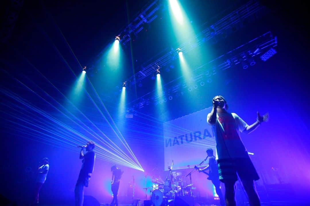 のインスタグラム：「#ニコ生 にて、2005年に発表した3rdアルバム『ИATURAL』を再現したコンセプトツアー「RWD← SCREAM 015」のファイナルZepp Namba公演を収めたライブ映像の配信がスタートしました  ORANGE RANGE「RANGE AID+ presents “RWD← SCREAM 015”」ニコ生上映会 https://live2.nicovideo.jp/watch/lv325767168 ※一部niconcoプレミアム会員限定視聴 @orangerange_official @nicolive_pr」