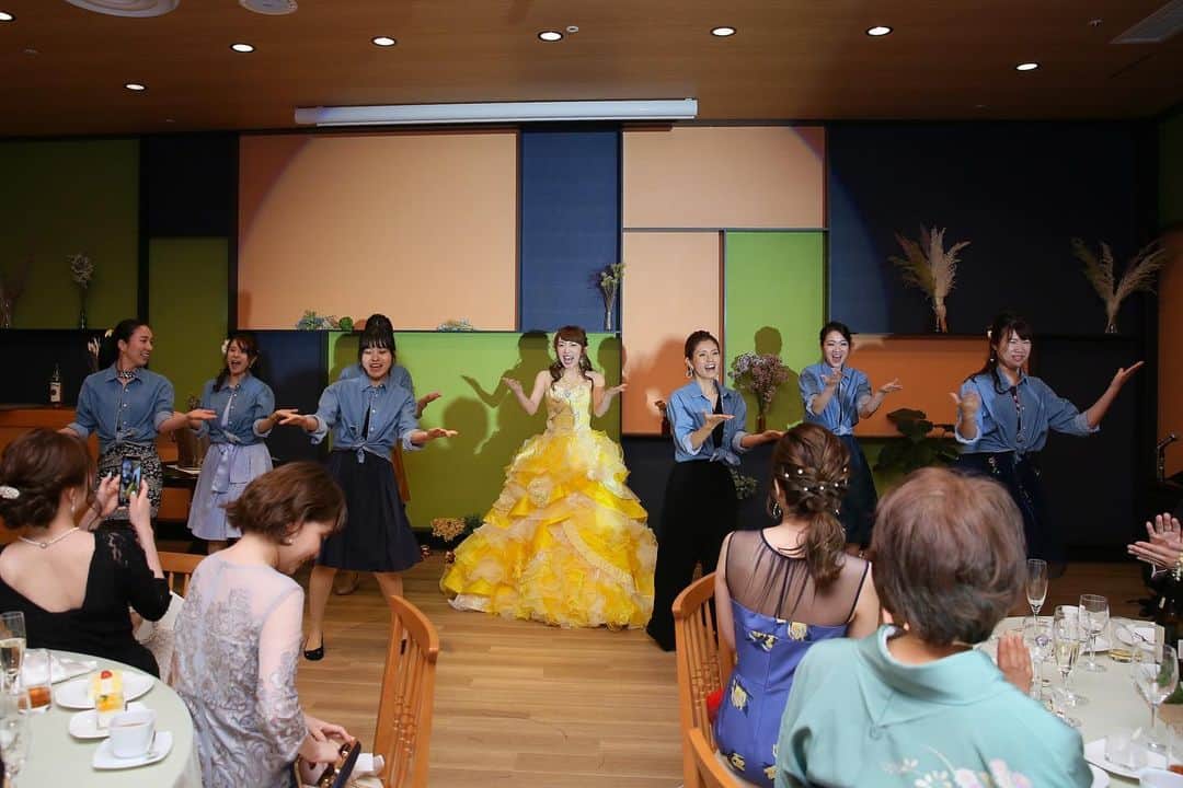 ルミアモーレさんのインスタグラム写真 - (ルミアモーレInstagram)「木の温もりあふれるラメール . . 余興をするスペースもしっかりとあります！ . . フォトスペースにもおすすめです⭐️ .  オンライン相談会も是非ご参加ください！ ・ https://lumiamore.com/ information_l@lumiamore.com ⠀ ・ ・ 5月31日迄の臨時休業期間中は最小人数で対応しておりますため、お電話が繋がりにくい場合がございます。着信履歴より確認ができましたら折返しのご連絡をさせていただきますが、改めてのご連絡、もしくはメールにてお問合せをいただけますと幸いでございます。 大変ご不便をおかけいたしますが、何卒ご理解賜りますようお願い申し上げます。 ・ ・。・。・。・。・。・。・。・。・。. . 『#lumiamore』のハッシュタグをつけて お写真を投稿してくださいね♪♪. こちらの公式IGで取り上げさせていただきます＊ .  #ルミアモーレ #wedding #instawedding #結婚式 #ウェディング #結婚式場 #f4f #l4l #instagood #プレ花嫁 #結婚式準備 #花嫁準備 #日本中のプレ花嫁さんと繋がりたい #おうち時間 #stayhome #オンライン相談 #オンライン結婚相談 #ブライダルフェア」5月17日 20時01分 - baysidewedding_lumiamore