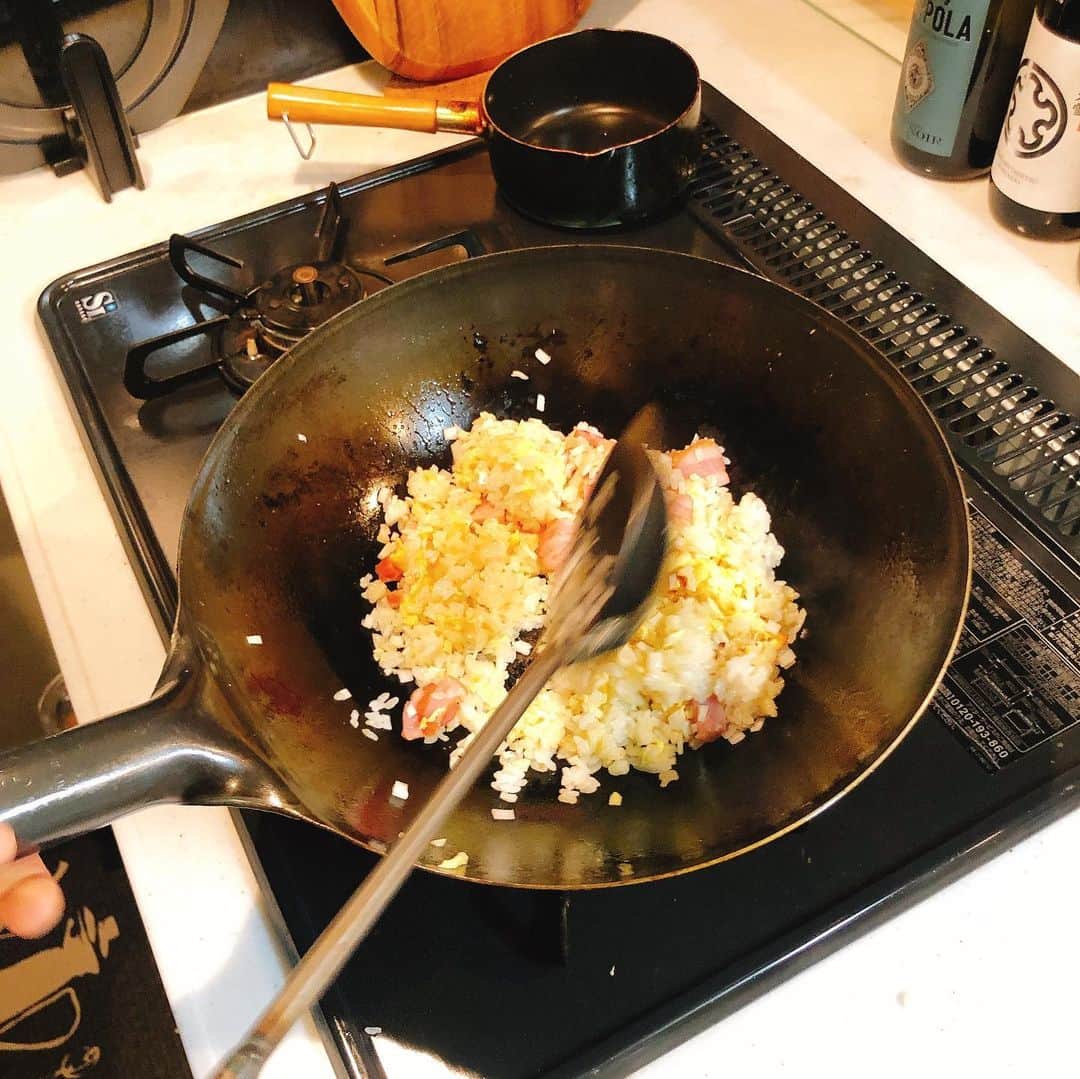 八木隆太郎さんのインスタグラム写真 - (八木隆太郎Instagram)「🍳 uhbアナウンサーブログ更新！  5月は『おうち時間』がテーマです。 北海道のCMでは僕が コーヒーを淹れているシーン （正確には淹れるどころか 豆挽いてるシーンで終わっている。笑） が流れていますが、 一番取り組んでいるのが 料理なので🍳 今回のブログは料理がテーマ！  挑戦したことのない手の込んだ料理から、 定番ものまで 色々と食材を買い込んで こだわって作っているので、 何だか普段よりお金使ってるような 感じがするのは気のせいでしょうか？笑  なぜ料理が好きなのか？ 数百回は作っている、炒飯を マイ中華鍋と共に紹介しています。  ブログはプロフィール欄から👋  #料理#炒飯#チャーハン#中華鍋#おうち時間#ブログ#uhb#アナウンサー」5月17日 20時06分 - ryutaroyagi0414