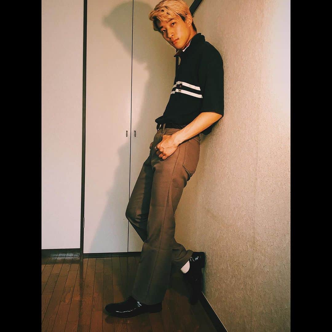古幡亮（WATWING）のインスタグラム：「Ryo's summer collection 2020 . WATWINGのfanwiki おうち時間企画で プチファッションショーしてみた！笑 私物でコーディネートして、夏っぽい音楽に合わせておうちのランウェイ歩いたちょっぴりシュールなファッションショーのムービーは WATWINGのfanwikiをチェック✔︎ . #watwing #fanwiki #watwingのファンクラブはfanwiki  #fanwikiはアプリだよ  #メンバーが色んなコンテンツ配信中☺︎ #おうちDeプチファッションショー #RYOのきょー服」