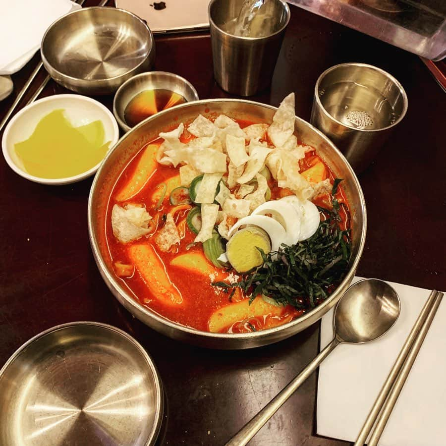 キム・ガヒョンさんのインスタグラム写真 - (キム・ガヒョンInstagram)「#창화당 #가형맛집 별거 아닌데 괜히 맛있다 고추 만두가 별미 떡볶이는 예상되는 맛 적당히 맛있다 옛날에 할머니네 집 가면 있던 밥상이랑 그릇에 나오는게 괜히 추억돋는다 익선동 곳곳에 있는 맛집 언제 다시 맘편히 가보려나😭 . #맛집 #먹스타그램 #익선동맛집 #맛스타그램」5月17日 20時08分 - kim.k.h.pro