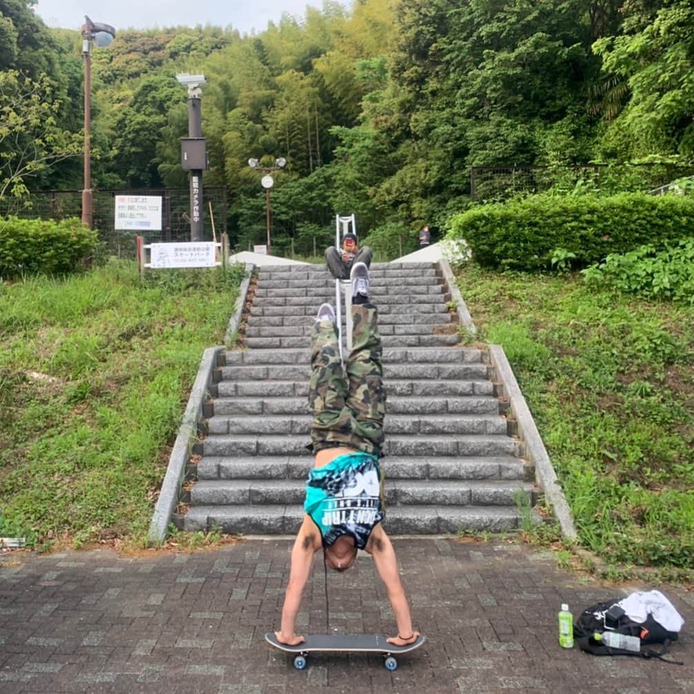 ジュンペイのインスタグラム：「. sk8 . スノーボードのオフトレくらいの感覚で始めたのに . 意外とガチでハマってる . とりあえず出来る事からやってみた . って事でハンドスタンド🛹 . #スケボー #skateboard #スケボー男子 #sk8 #スケーター #skater #スケーターと繋がりたい #ハンドスタンド #dgk #thunder #spitfire #ninja」