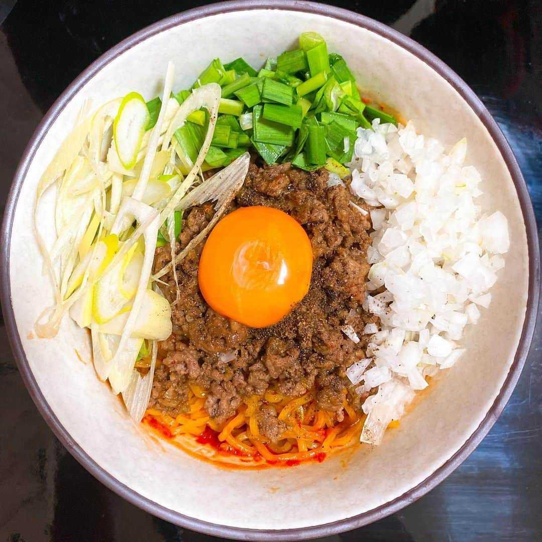 ダイキさんのインスタグラム写真 - (ダイキInstagram)「ラーメン食いたい、宅麺も売ってないし。。。 おうち時間で１から作るのはハイレベルだから、油そばのレシピをいろいろ試してたんだけどようやく辿り着いた😂 なので紹介します。 「カラシビ汁なし担々麺」  １、豚挽肉100gと甜麺醤(大さじ1)と刻んだニンニク(2片)と花山椒(適量)をゴマ油で炒める。 ２、丼にオイスターソース(大さじ1)、鶏ガラスープの素(大さじ1)、豆板醤(適量)、ラー油(適量)を入れて混ぜる。 ３、炒め終わったら、麺を茹でて丼に入れて混ぜて炒めた挽肉とニラ、ネギ、タマネギ、卵黄を盛り付けて完成。 適量なのはカラシビ度合いによりますのでお好みで！ ちなみに麺は好きなタイプで大丈夫です。僕は西山製麺を使ってます。 おうち時間に刺激が欲しい人にオススメです！ ステイホーム。 #おうち時間 #おうちごはん #汁なし担々麺」5月17日 20時09分 - daiki_sugiura0619