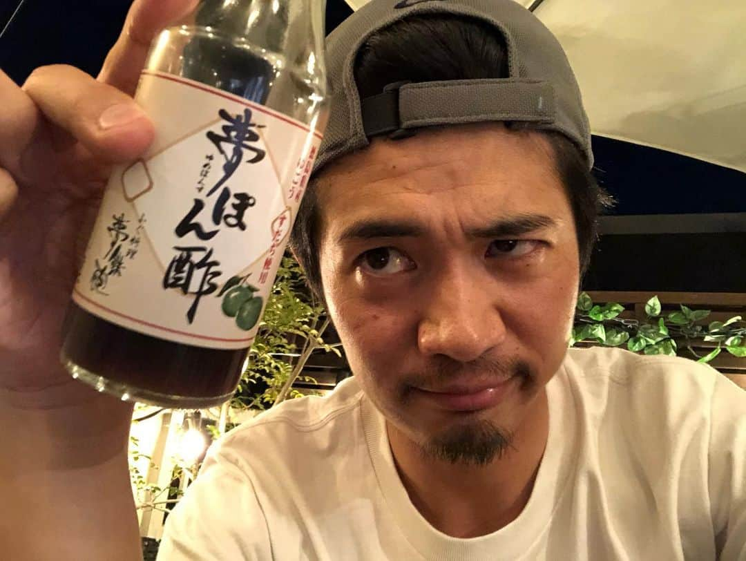 和田正人さんのインスタグラム写真 - (和田正人Instagram)「ご贔屓の #夢鉄砲 さんから外出自粛のご自宅用にと、焼きふぐセットを頂いたので、他の材料を揃えてバルコニーでふぐ三昧。こんな時期だからこそ、財布の中身を振り絞ってたまの贅沢。そして、思いがけない家族サービス実施。家でもなかなかやらないふぐ料理を、バルコニーでやると言う狂ったかのような所業に、必然と笑顔の花が咲きました。お心配り、ありがとうございます。」5月17日 20時20分 - daaaaaawaaaaaa