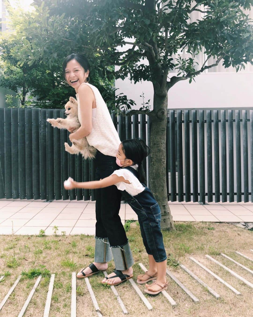 原田沙奈子さんのインスタグラム写真 - (原田沙奈子Instagram)「暑い日が続いてきた！ プールあがりのアマネを誘ってお家の前でユズの散歩。 ノースリーブで過ごすことも多くなって季節の変わり目を実感する。 今日は待ちに待っていたAbel（ @abel_tokyo ）の新しいデニムとサンダルを履いて。 すっぽりと腰回りが包み込まれるから動きやすいし、ウエスト問題ないし、とっても心地よい。←なんてったってストンと落ちる縦ラインでスマートに見えるようにホントこだわった あーすきすき、この感じ。  で、アマネも「同じがいー！」って言うからデニム繋がりで久しぶりにオーバーオール出したら…ツンツルテン。笑 いつの間にー！ 本人はまるで気にならない様子もまた可笑しすぎてちょっと愛おしいからこのままに。 朝から晩まで一緒のこの2ヶ月でなんだかシュッと背が伸びたような気がする…🤔 #おうち時間#abel_tokyo#デニムコーデ#親子コーデ」5月17日 20時14分 - sanakoharada