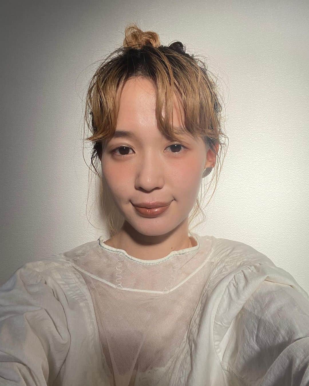 柴田紗希さんのインスタグラム写真 - (柴田紗希Instagram)「とある一時間だけ入るライトみたいな部屋の光。 このまま前髪伸ばそうかな☺︎☺︎☺︎」5月17日 20時16分 - shibasaaki