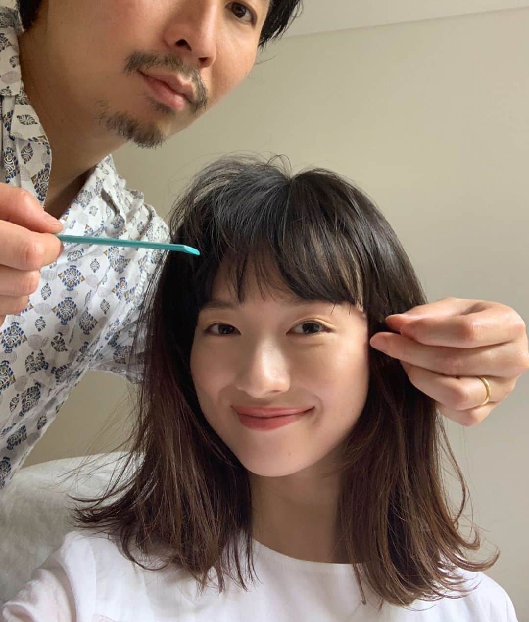 久保雄司のインスタグラム：「自宅で本気カット💇🏻‍♀️💪🏻 . オンラインサロン 【kuboさんのスナック💄】 企画 スナックLIVE LIVE配信しながらカットしました♪ LIVEは残してますのでいつでもご覧ください☺︎ ずっと切れなかったからスッキリしたね♪ 似合ってるよー😙♪ #クボヘア」