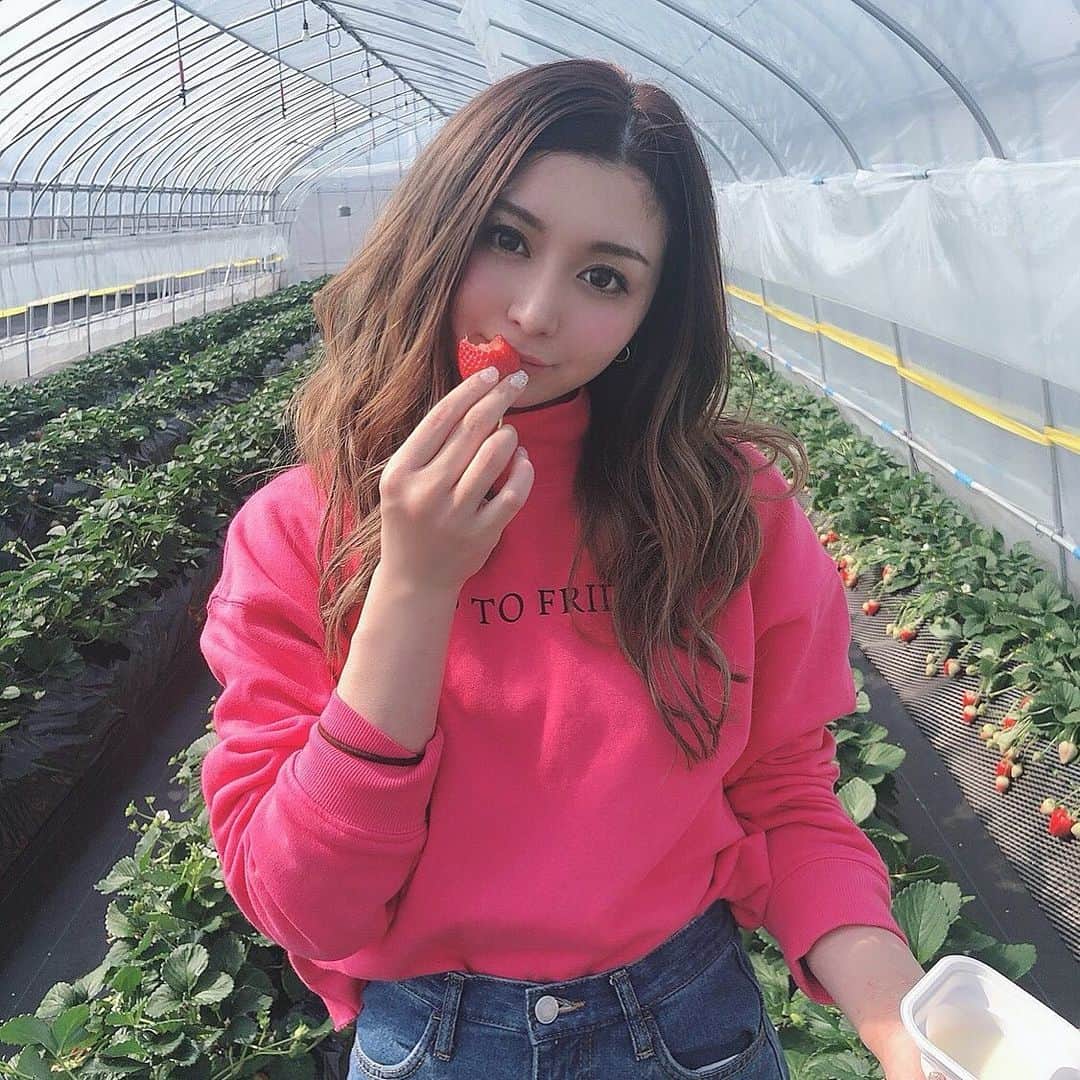 TOMOYOのインスタグラム：「いちご100％ . . フルーツ戦隊ストロベリー担当🍓 #いちご狩り#ピンクコーデ#デニム」