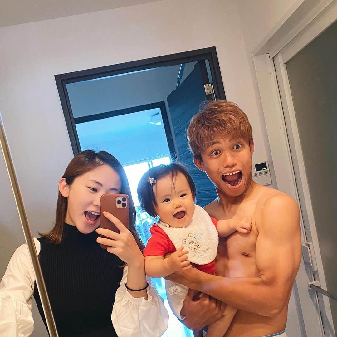 姫野れみのインスタグラム：「😄×３♡ #baby #girl #babygirl #9months #9ヶ月 #family #赤ちゃん #ベビー #女の子 #女の子ベビー #ベビフル #ベビー服 #ベビモ  #赤ちゃんのいる生活 #べびすたぐらむ #親子 #親子ショット #家族写真」