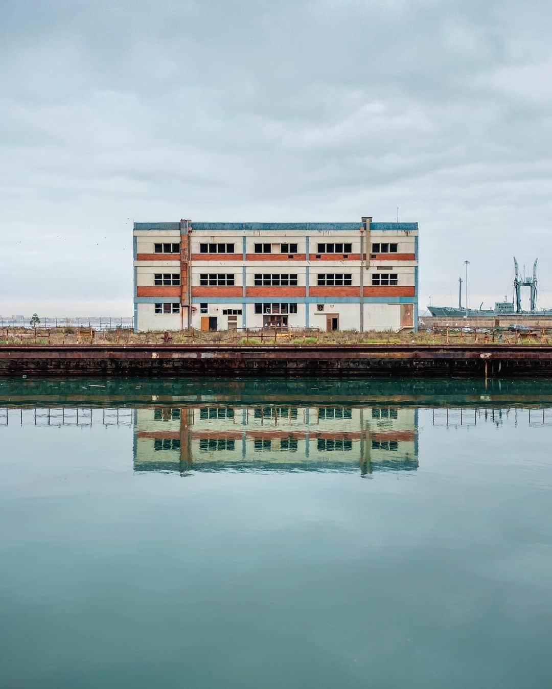 Nicanor Garcíaのインスタグラム：「Floating building : Edificio flotante #nicanorgarcia @travelarchitectures」
