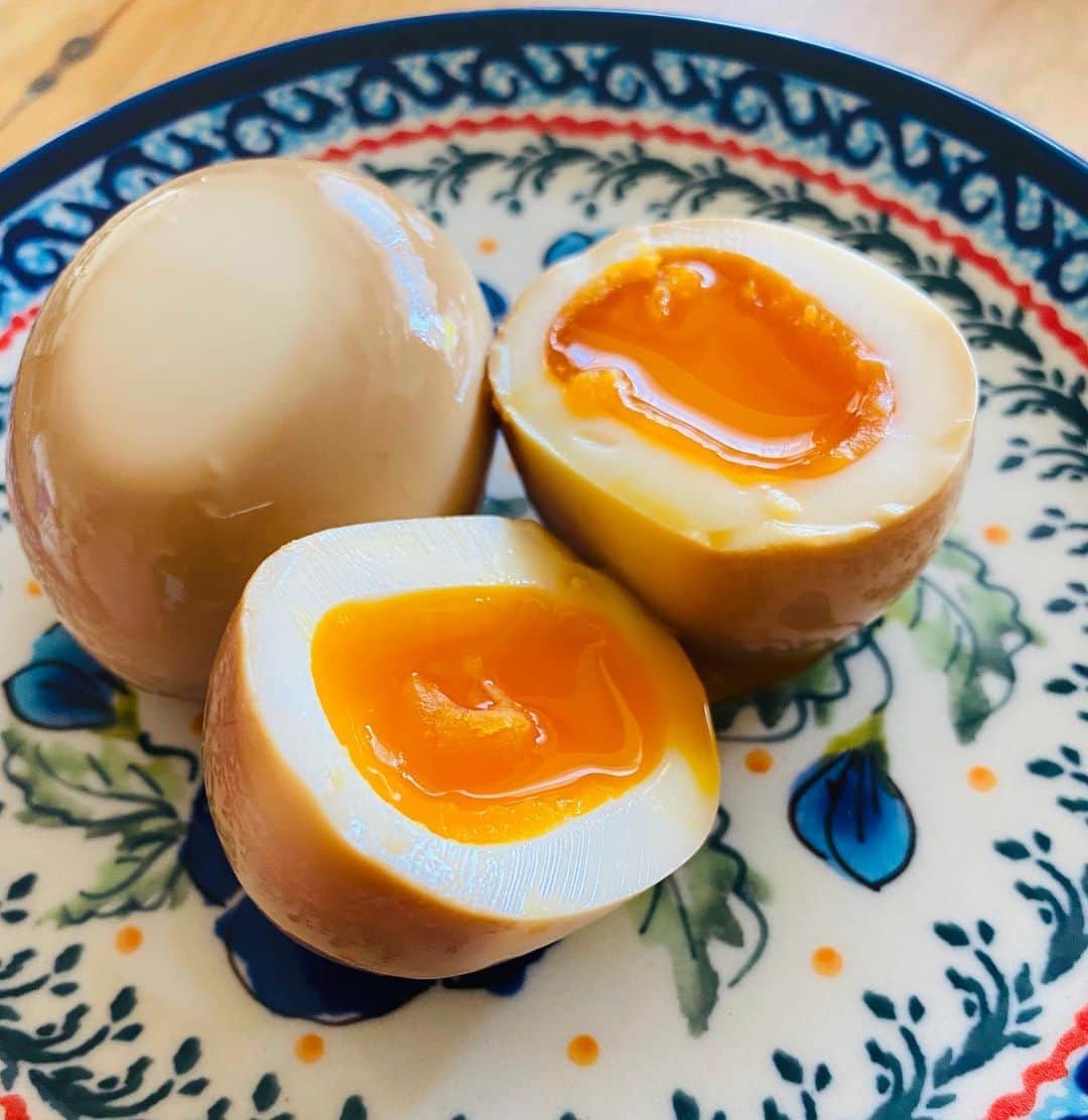 中村祥子さんのインスタグラム写真 - (中村祥子Instagram)「学校がないのも可愛そうだけど、 1週間おきに課題がたーくさん出るから😱午前中は、息子と一緒にお勉強🤓 それからお昼を食べさせ、私のレッスン時間💪そしてレッスン後にゆっくりストレッチして、雑用してたら、お腹すいた〜😱😱って夕飯だ…😩 煮卵は、　@alohaamika ちゃんに教わりました😍卵は1日一個は食するので、いろんな食べ方を工夫。あみかちゃんの煮卵、とても美味しくて😋 ついついもう一個‼️って手が出ちゃいそうになる😆✨いつも素敵なお料理を作っていて感動です✨❤️ @slcreations_official さんの食材は、 お肉も小分けされているので、すぐに必要な分だけサッと出して作れるし、無添加でとても安心 ☺️✨ お魚もとても美味しい😋 そして、サラダは大好きなクリスプサラダワークスを真似て、たくさんの野菜をスーパーミジン切りにして食べてます👍👍　鰻は、「築地はいばら」さんのもので、 頂き物ですが、最高の鰻でした😍こんな鰻を家で食べられて、幸せ✨有り難いです‼️ たまに作るおやつ😆今回のは 玄米粉とキビトウのクッキー❤️ サクサクで美味しいクッキーでした👍」5月17日 20時31分 - shoko_officialpage