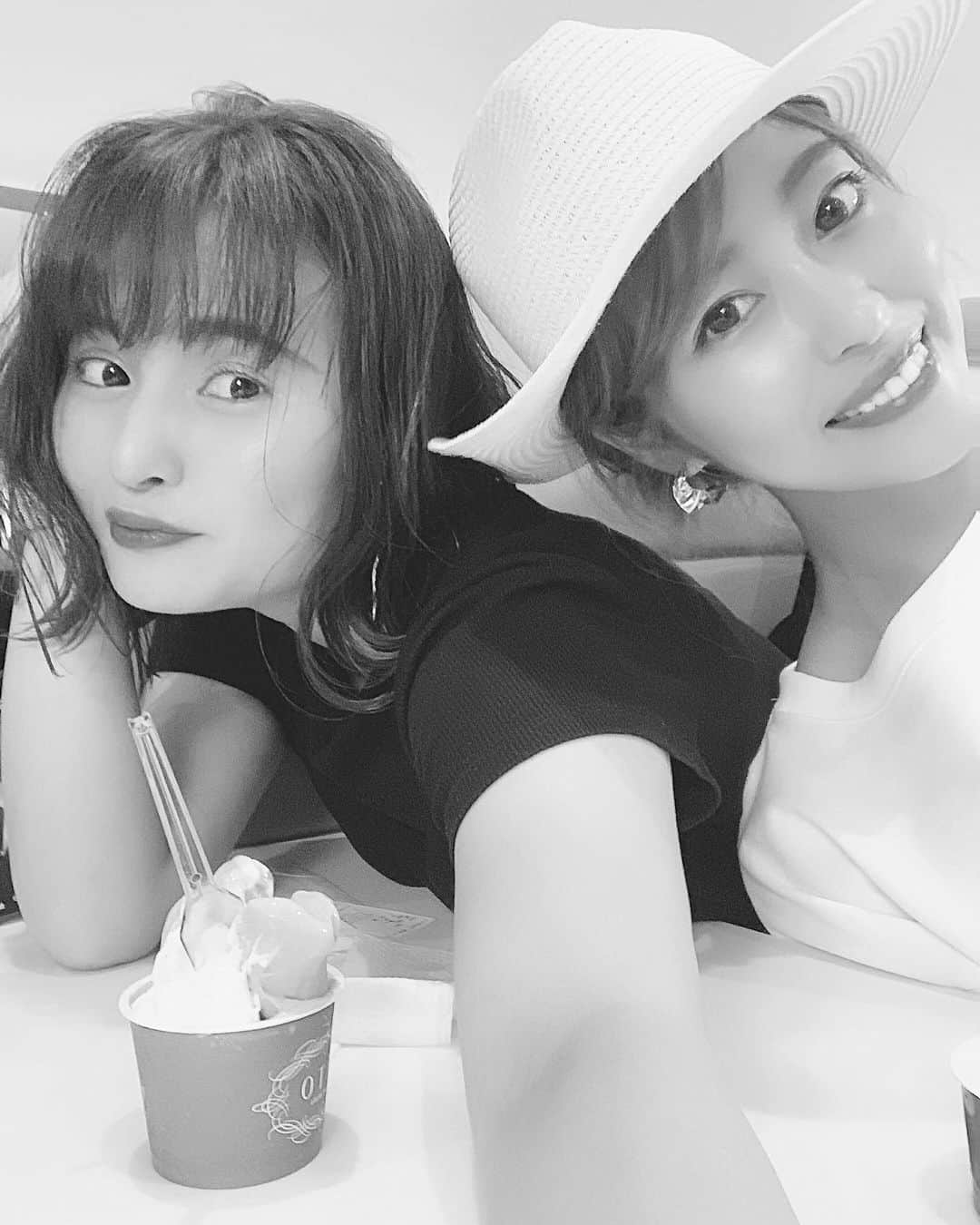 森山菜々のインスタグラム：「早く友達に会いたいしどこか行きたいよな〜﻿ あとちょいで会えるんや思って会える日までがんばろ〜🔥🍦🤍﻿ もー、新年会から会えてないあのコたち元気かしらぁ👱🏽‍♀️🧒🏽👩🏽👧🏼💭タグ付けしとこっ笑」