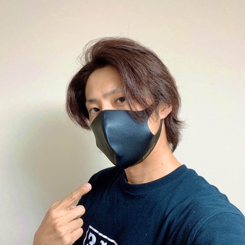 小笠原健のインスタグラム：「BACKLASH、片山さんから レザーのマスクが届きました‼️ 片山さんありがとうございます‼️ めちゃかっこいい本革のマスク！ でかい単車が欲しくなります🏍  昨年のBACKLASHショーの 写真❗️最高です👊」