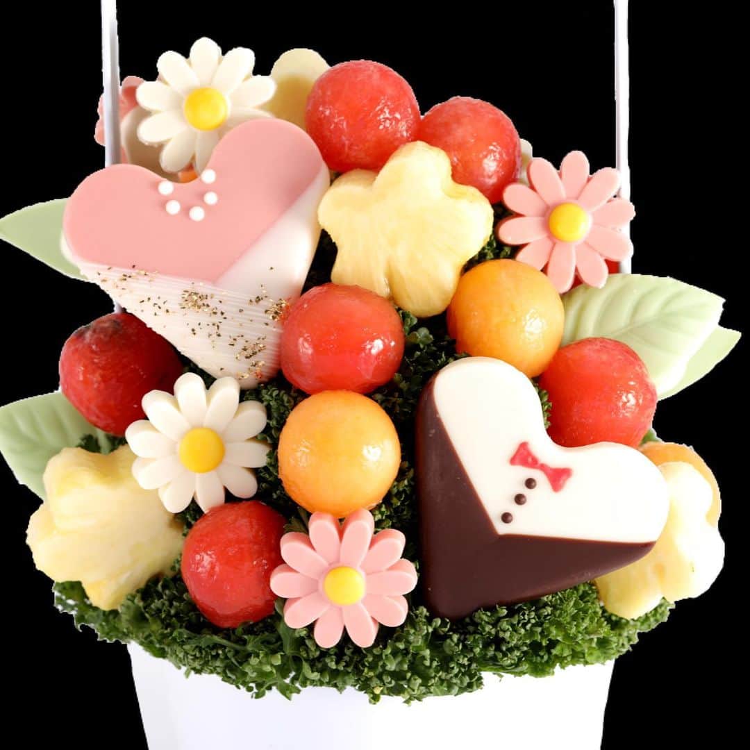 Fruit-bouquets.comさんのインスタグラム写真 - (Fruit-bouquets.comInstagram)「Mariage(マリアージュ) 結婚記念日やブライダルシーンにピッタリなフルーツブーケ💝 . 新郎新婦や、かわいらしい花や葉っぱは、 フランス産高級チョコレートでデコレーションし、 裏面にドライアップルを組合せています。 . 現在実施中のクラウドファンディングで S,Mサイズを特別価格でご購入できます！ . 詳細は画像3枚目のQRコードから ご覧になることができます。 .  #フルーツブーケ #プレジール #フルーツ #花束  #クラウドファンディング #結婚記念日 #結婚  #西千葉 #千葉 #フルーツケーキ #果物  #サプライズ #クラウドファンディングcampfire  #ギフト #campfireチャレンジ #フルーツギフト  #サプライズプレゼント #クラファン #ブライダル  #インスタ映え #インスタ映えスイーツ #スイーツ #フォトジェニック #記念日 #贈り物  #インスタ映えケーキ #クラウドファンディング挑戦中  #campfire #クラウドファンディング挑戦中」5月17日 20時35分 - fruitbouquet.japan
