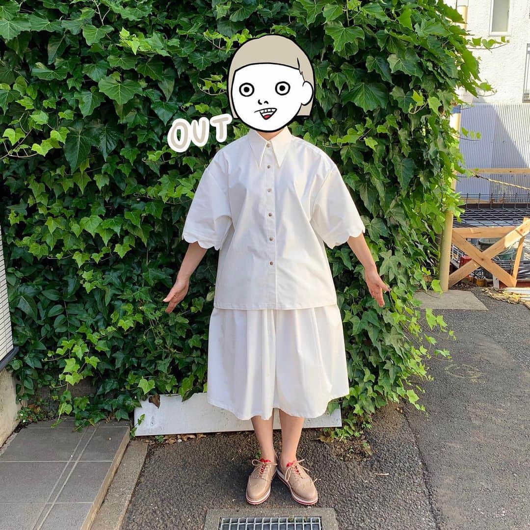 中村涼子さんのインスタグラム写真 - (中村涼子Instagram)「これは、2wayと呼んでもいいで、しょう！ シャツをINとOUTで趣き変わる 『ラウンド袖とトンガリ襟のセットアップ』 真っ白を着るときの緊張感。 しかもそれが上下となれば尚更。 カッコ良くも可愛らしく。 堂々と生きてみたくなるものです。  袖は丸く、襟は三角に。 ちょっと大きめのシャツなので、羽織りものとしても。 スカートはゴムです。キリッ  #手作り服 #真顔と言われてこの顔 #辛かった」5月17日 20時46分 - nakamuraryoko56