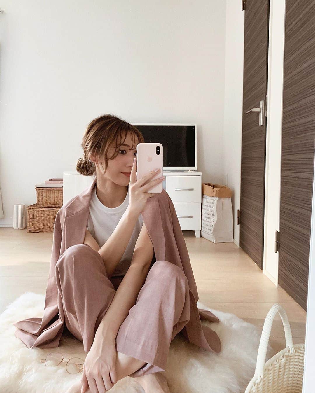 小川陽香のインスタグラム：「久しぶりに私服🩰 ㅤㅤ ピンクのセットアップで可愛いのGETしてたのです✌🏻💕 大人っぽいピンクでめっちゃ着やすい♡ ㅤ パンツのサイズも丈も私の身長にぴったり～🥺👍🏻 インナーは白Tを🤍 ㅤ ㅤ Jacket @8circle_official  Pants @8circle_official  Tops @uniqlo  ㅤ ㅤ #ootd #code #fashion #setup #inmyroom #uniqlo #8circle #コーデ #ファッション #セットアップ #ピンク #ユニクロ #シンプルコーデ #私服コーデ #今日のコーデ #私服 #155cm」