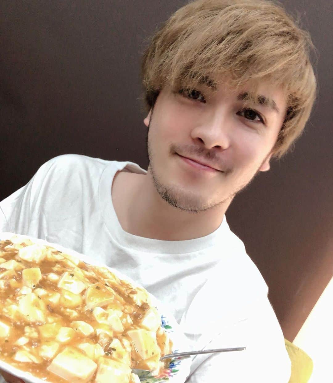 冨森ジャスティンのインスタグラム：「今日の夕飯。 超特大麻婆豆腐丼！ うまい。」