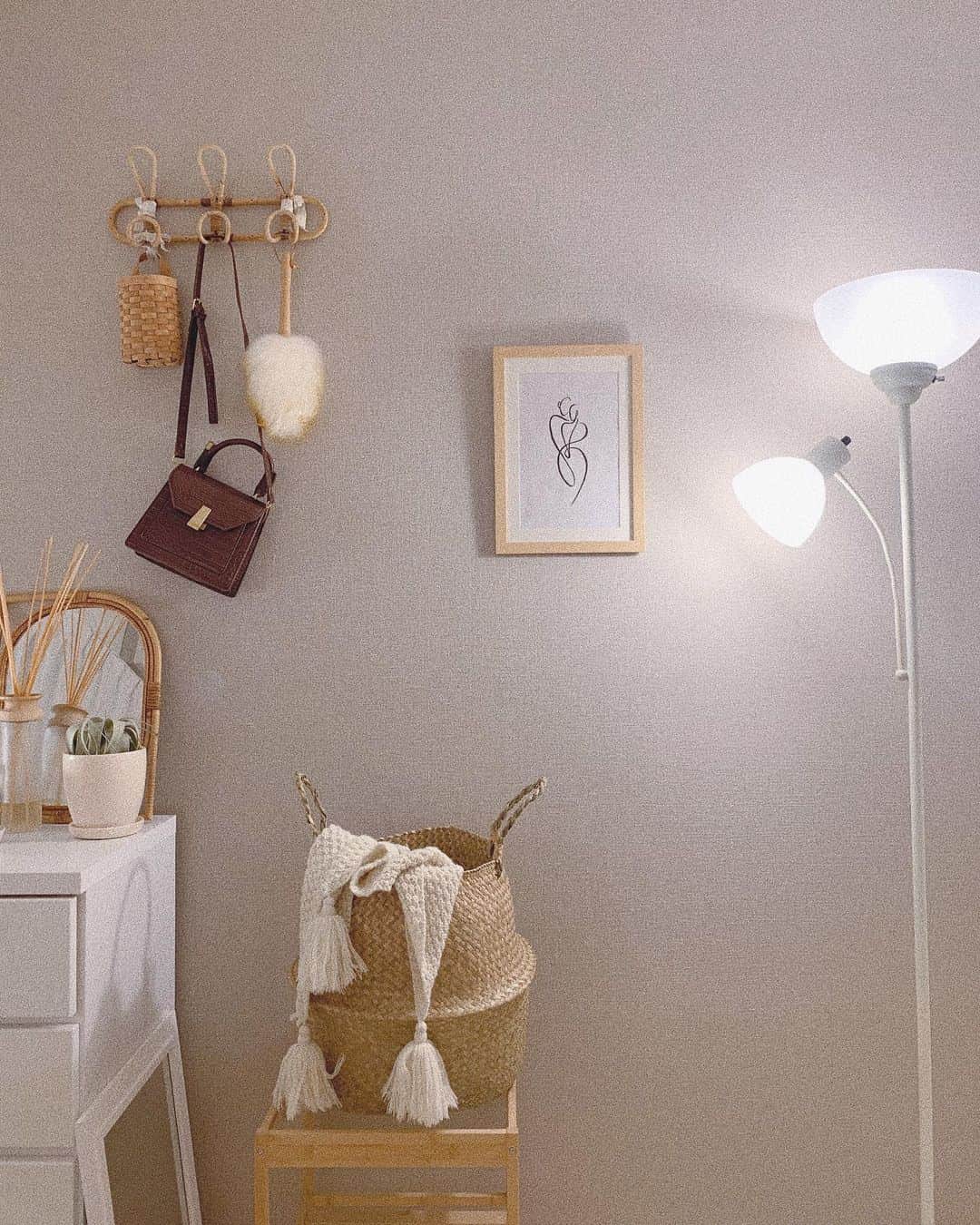 中谷愛のインスタグラム：「♡🎻📜 #ai__room」