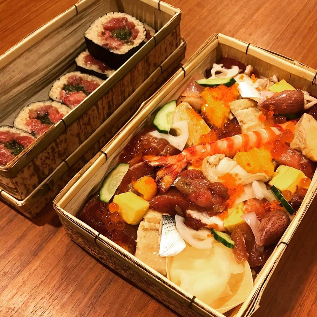桜井誠のインスタグラム：「後楽寿司　やす秀さんのお持ち帰り「元気盛り盛りばらちらし」と「スペシャルデッカ（鉄火）巻き」 自粛生活で縮こまった心も体も解き放たれる華やかなお鮨！ あん肝はねっとり、穴子はふっくら味わい深い。 途中に小肌で姿勢を正し、酒をグビリ。 ネタと酒でエンドレスレインな酒飲み歓喜のちらし寿司。 牡蠣の燻製も頼んでしまったのだから、4号瓶が軽くなること必死。 せっかくならポジティブな自粛を←言い訳 #やす秀特製元気盛り盛りバラチラシ  #やす秀スペシャルデッカ巻き」