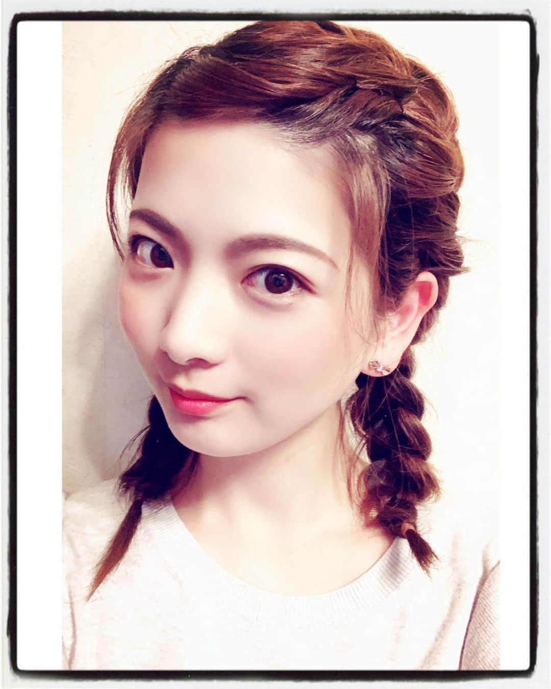 美蘭レンナのインスタグラム：「ヘアアレンジ😍✨✨ 久しぶりに編み込みヘアアレンジしました✨ というのもお世話になっている美容院が休業中なので、カラーもカットも出来ず、プリン化が進んでおります😂😂 少しでも目立たない策を講じました😆✨ 他に行くか自分で染めるか悩んだのですが、やっぱり信頼している方に綺麗にして頂きたいですし、会ってお話したりしたいので開くまで我慢😊✨✨✨ 私の担当さんはとても綺麗な女性の方で柔らかい雰囲気にいつも癒されます✨✨ . . ◇◇編み込みヘアアレンジ◇◇ ①前髪分は残しておいて、髪の毛を2つに分ける。 ②編み込む反対側の髪の毛をまずゴムで結んで残しておく。 ③片側を編み込む。耳の後ろまで編めたら、三つ編みで編んでいき、編めたらビニールゴムでくくる。 ④反対側も同じようにする。 ⑤ゴムでくくった部分を三つ編みの最後の編まれているところでくるりんぱして、きゅっとしばる。三つ編みをいい感じにほぐす。 ⑥前髪はくるってあげてアメピンで留める。 ⑦ケープなどのスプレーを全体に振る。 . もし良かったらご参考までに😊✨ . . #ヘアアレンジ#アレンジ#編み込み#くるりんぱアレンジ#くるりんぱ#くるりんぱアレンジ#ヘア#ヘアスタイル#メイク#セルフィー#美容院#サロン#カラー#カラーリング#ヘアカット#オン#プリン#hairstyle#haircolor#hairarrange#makeup#dyed#hair#salon#」