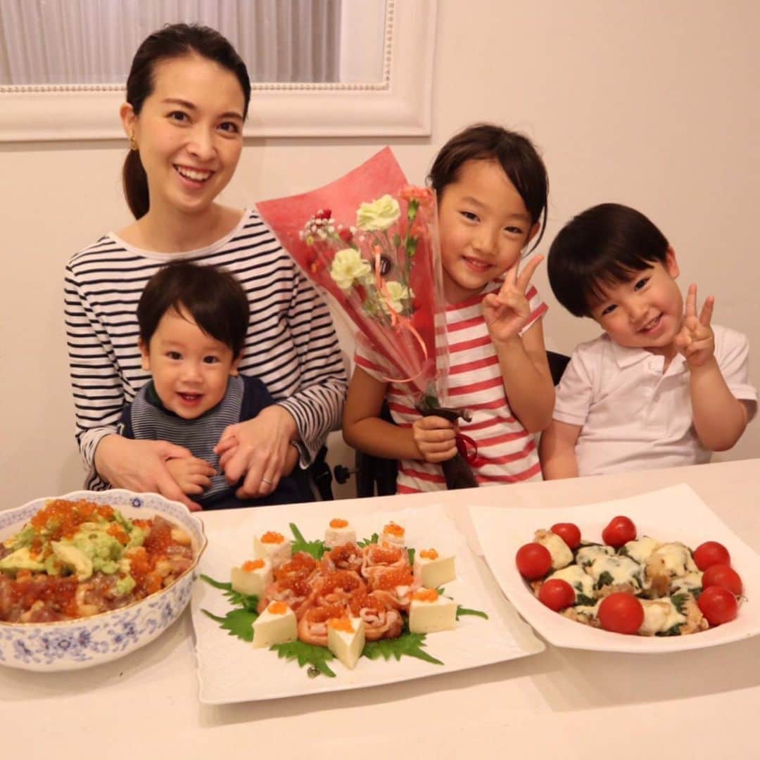 鷲尾春果さんのインスタグラム写真 - (鷲尾春果Instagram)「3人の母になって初めて迎えた、先週の母の日。 パパはお料理、子供達はキレイなカーネーションとお手紙でお祝いしてくれました！ 子供達からの「ママいつもありがと〜💕」の言葉も最高に嬉しかったし、普段滅多にキッチンに入ることのないパパが、こんなに可愛い料理をしてくれるなんて、驚きと同時に大感激😆✨✨ これからも母親業、頑張れそうです💪🏻 #母の日#3人きょうだい #👧🏻👦🏻👶🏻#3人子育て#ママ#パパの手料理#ばんざーい🙌🏻」5月17日 20時55分 - harukawashio
