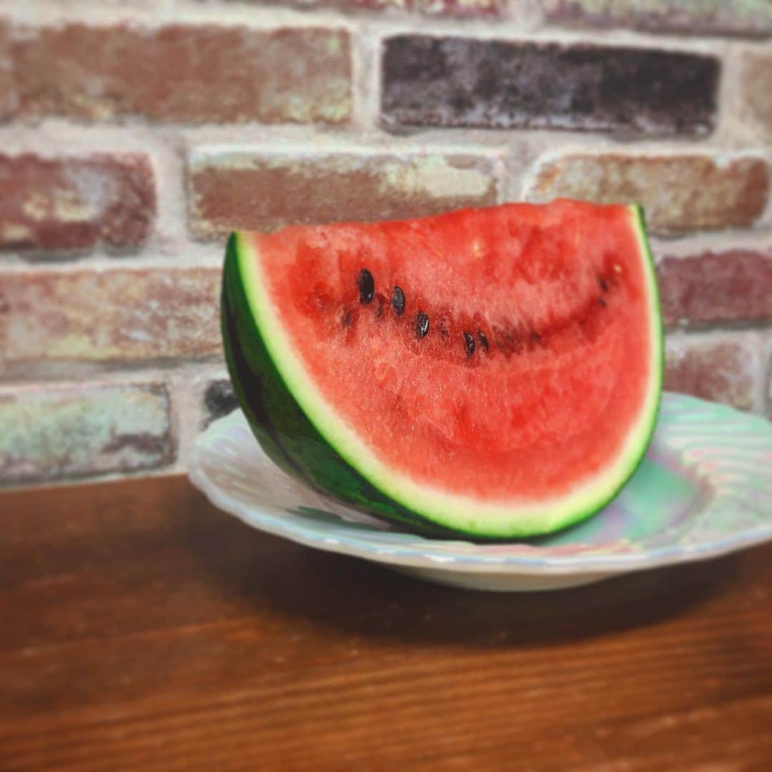 千秋さんのインスタグラム写真 - (千秋Instagram)「夏みたいな日だったから思わずスイカ🍉 薄っぺらいけど気分だけでも  #🍉 #西瓜 #すいか #watermelon #fireking #ファイヤーキング #ファイヤーキングコレクター #バカコレクター #お家happy🏡 #千秋fruit」5月17日 20時48分 - chiaki77777