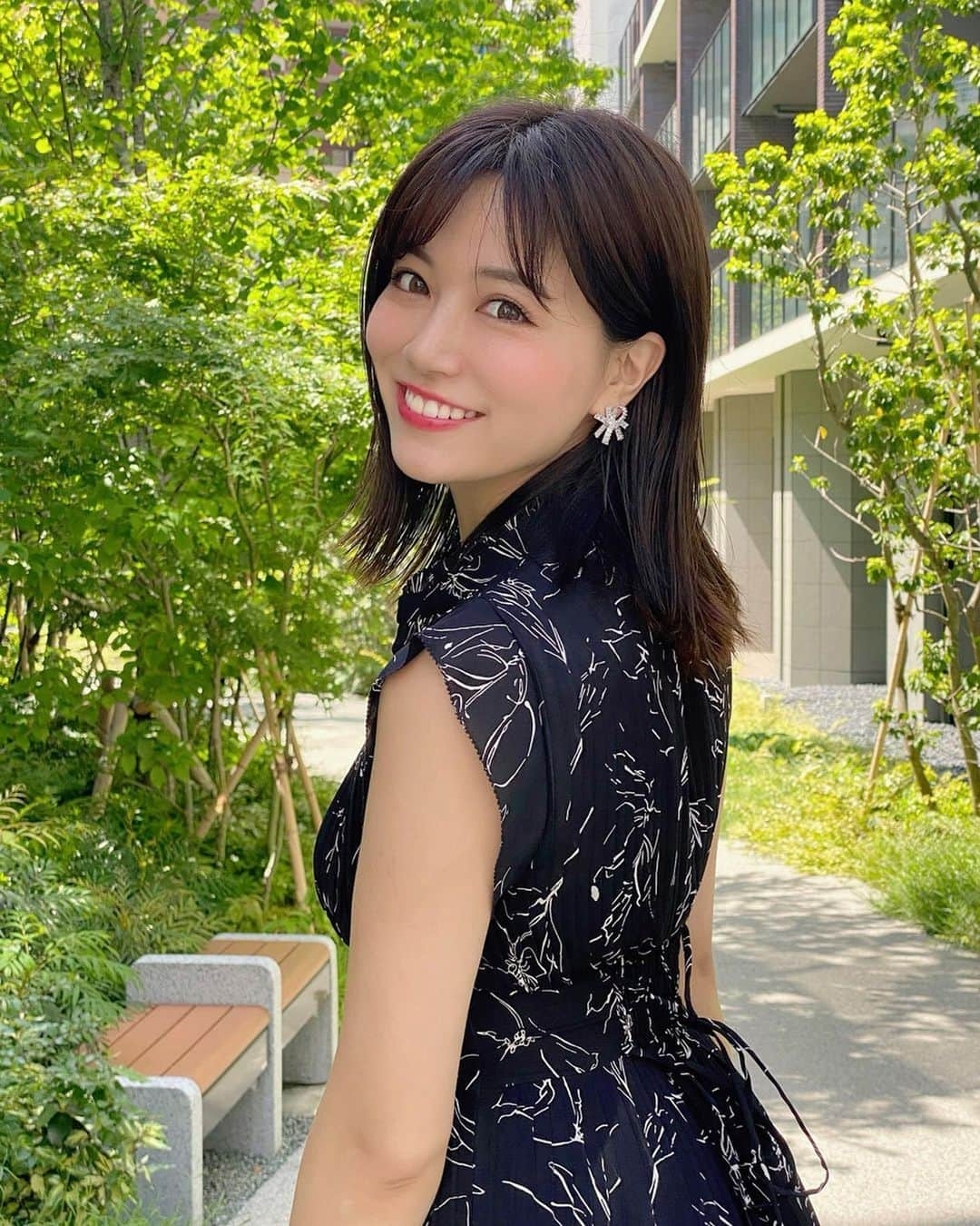 石井里奈さんのインスタグラム写真 - (石井里奈Instagram)「こんばんは🌙 . 今日はとっても暑かったですね☀️🍉 . 今日は久々の撮影でした📸 @classy_mag_insta の撮影で着用して気に入ってオーダーしたスナイデルのワンピース😆❣️ 田中みな実さんが白を着用してたので人気で予約販売していたもの🙈（予約してよかった💕） . dress... @snidel_official  earrings... @amelie_acc . ワンピの柄にアメリの新作ピアスがぴったり🙆‍♀️❤️ ヘアスタイルはウェットに外ハネにしてみました😋 . 最近お散歩すると、柵とか自動販売機とか看板とかどうぶつの森の世界にみえてきてる石井でした🙈（ハマりすぎ）笑 . 攻略本ほしい... . 明日からもまたお仕事がんばろー👏❤️ . #りなまるコーデ #snidel #スナイデル #田中みな実 #春コーデ #夏コーデ #ヘアアレンジ #外ハネ #外ハネボブ #ヘアスタイル #ミディアム #夏服 #オンラインショップ #ピアス #花柄ワンピ #classy #classy__leaders #hair #夏ヘア #休日コーデ #あつ森 #どうぶつの森 #あつまれどうぶつの森 #どう森 #animalcrossing #ミディアムヘア #シースルーバング #前髪 #黒髪 #アクセサリー」5月17日 20時51分 - ri7tin1025