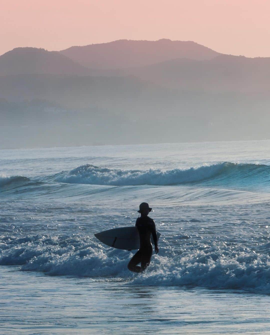 kyoko_zzzのインスタグラム：「Morning waves  #surfergirl #beachlife」