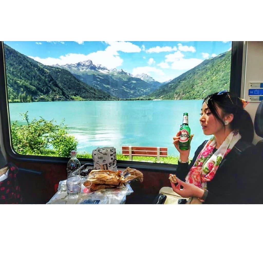 宇田恵菜さんのインスタグラム写真 - (宇田恵菜Instagram)「Back to me memories10-1. Switzerland 🇨🇭 please check #Ena_trip ☀️☀️ このコロナ、お出掛け出来ないので、今まで行った国の街で素敵だった所を紹介します✈️ 第10-1回は、スイス✨✨✨ (スイスは見返すと撮れ高高いので、二回に分けてお届けします！) スイスは本当にパートや行くところで美しさがちがったりするので、列車でぐるりとまわりました！ イタリアのティラーノから世界遺産を走る鉄道、ベルニア鉄道に乗って、サンモリッツへ‼️ この時はベルニア鉄道に乗って、この鉄道からのもう絵葉書ですか？！？てゆうレベルの景色を、180度で観れました🚞✨ そしてサンモリッツからツルマットに8時間の列車旅😂🌟 氷河鉄道と呼ばれる、雪山をぐんぐんとあがり、ついに念願のアルプスの麓へ！ 次に続く✨ #actesslife #familypics #女優　#恵菜旅　#愛媛出身　#swiss #Bernaexpress #ティラーノ #ベルニナ鉄道 #鉄道旅 #世界遺産 #firstclass #ファーストクラス #恵菜旅　#ena_trip」5月17日 20時56分 - ena2727