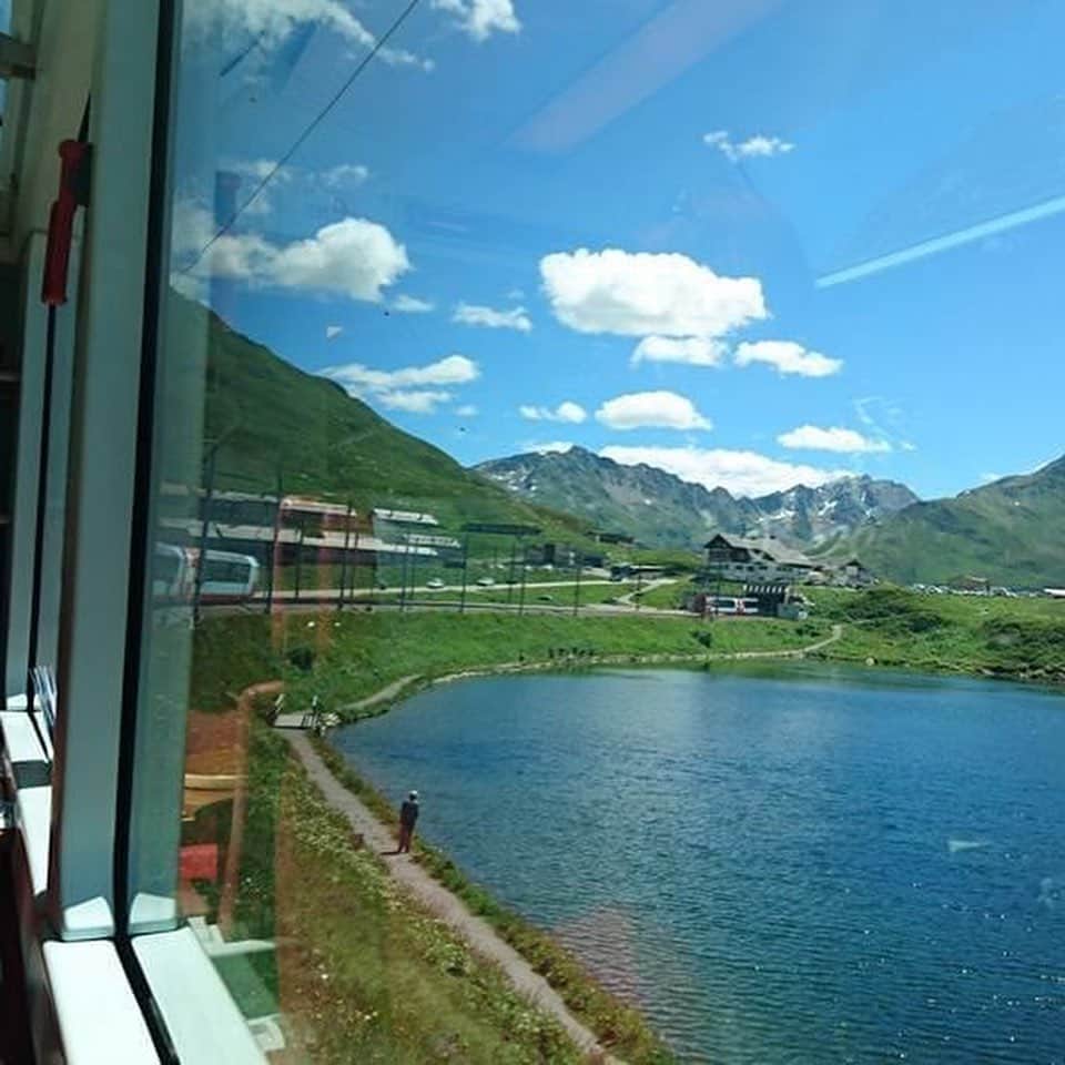 宇田恵菜さんのインスタグラム写真 - (宇田恵菜Instagram)「Back to me memories10-1. Switzerland 🇨🇭 please check #Ena_trip ☀️☀️ このコロナ、お出掛け出来ないので、今まで行った国の街で素敵だった所を紹介します✈️ 第10-1回は、スイス✨✨✨ (スイスは見返すと撮れ高高いので、二回に分けてお届けします！) スイスは本当にパートや行くところで美しさがちがったりするので、列車でぐるりとまわりました！ イタリアのティラーノから世界遺産を走る鉄道、ベルニア鉄道に乗って、サンモリッツへ‼️ この時はベルニア鉄道に乗って、この鉄道からのもう絵葉書ですか？！？てゆうレベルの景色を、180度で観れました🚞✨ そしてサンモリッツからツルマットに8時間の列車旅😂🌟 氷河鉄道と呼ばれる、雪山をぐんぐんとあがり、ついに念願のアルプスの麓へ！ 次に続く✨ #actesslife #familypics #女優　#恵菜旅　#愛媛出身　#swiss #Bernaexpress #ティラーノ #ベルニナ鉄道 #鉄道旅 #世界遺産 #firstclass #ファーストクラス #恵菜旅　#ena_trip」5月17日 20時56分 - ena2727