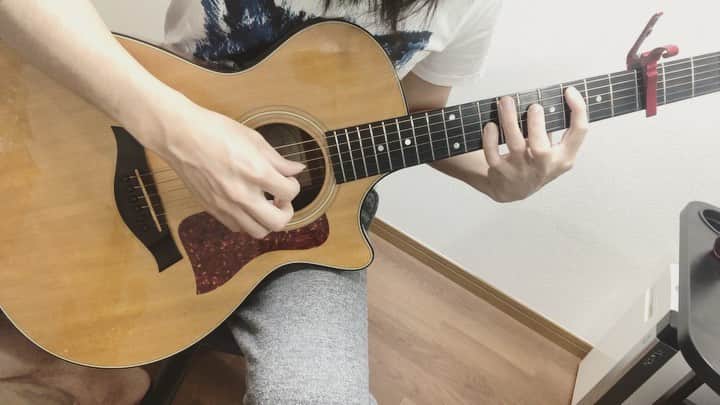 Kyrieのインスタグラム：「無人島に行きたい気分になったから独奏アレンジして弾いてみた。(未プレイです)」