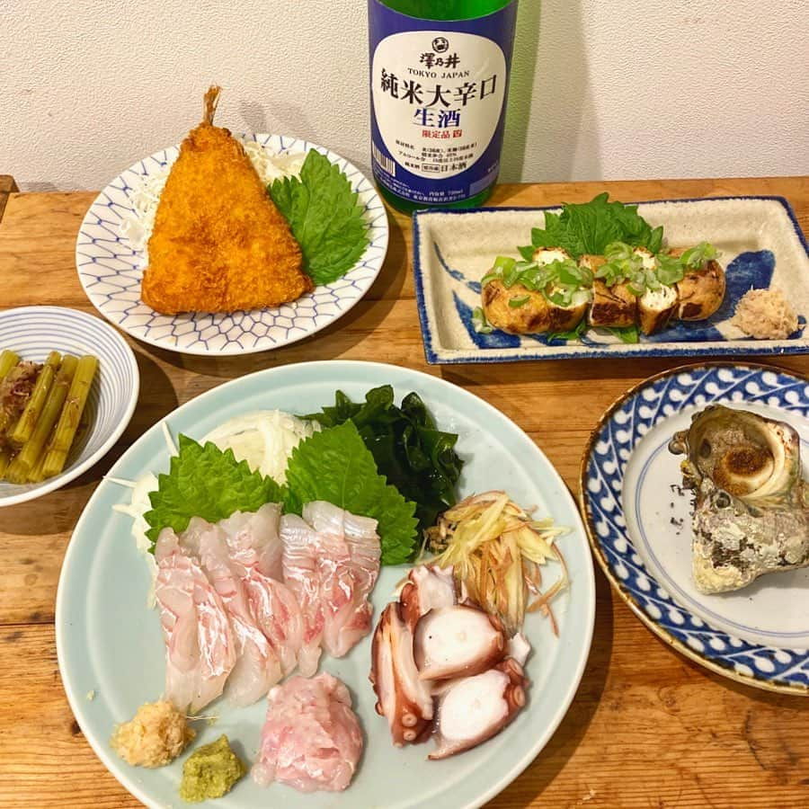 クボタマサヒコさんのインスタグラム写真 - (クボタマサヒコInstagram)「🏮居酒屋クボタ食堂🍶  お品書き ・天然ヒラメ刺(エンガワ付き) ・地タコ刺(小坪産) ・地サザエ壺焼き(小坪産) ・とちぎ屋の生姜あげ ・満天のアジフライ ・自家製フキ煮 ・澤乃井 純米大辛口 生酒(限定)  早起きして小坪漁港まで散歩しながら仕入れに。 店先には揚がったばかりの魚が所狭しと並んで目移りするがヒラメ・サザエ・タコを注文。 その場で用途ごとに捌いてくれるので刺身用の冊にして貰う。オマケの大きなアラは汁か塩焼きに良さそう。  板場さんの手慣れたオペレーションであっという間におろされていく様子は見ていてとても気持ちが良い(勉強にもなる)。 わくわくしながらの帰りしな、品書きに合いそうな澤乃井の限定酒を手に入れ、ペアリングを想像しただけで気分は上々。  サザエは刺身も捨てがたいが思い切って壺焼に。醤油をちらっと垂らすだけで食べるのが最高に美味い。 ヒラメは天然だからか身がぶりっとして味がとても濃い。 魚貝は素晴らしい。  は〜居酒屋行きたい🏮  #クボタ食堂」5月17日 20時58分 - kubota_masahiko