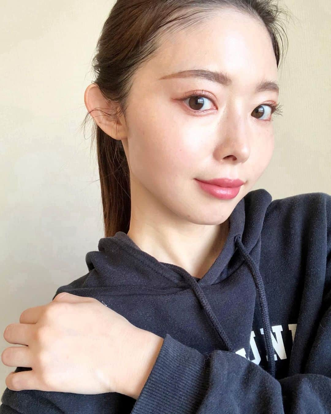 松田唯花さんのインスタグラム写真 - (松田唯花Instagram)「【フェミニン度が増すほんのりピンク眉】 顔の印象をガラリと変えるほど威力を持つ眉毛。色、形、長さ、濃さによって、可愛くもクールにも美人にも振れる。 私は自分に女性らしさが欲しくて、メイクではフェミニンを意識しています。 * * 眉は、最近ほんのりピンクで描くことが多め。 * 『 #セルヴォーク  #インディケイトアイブロウパウダー 07』は、真ん中にある桜のような優しいピンクと、上のピンクブラウンが絶妙！　３色をブレンドすればどの髪色にも合わせやすくて、立体感も思いのまま。 * * 『 #エテュセ  #アイエディション ( #ブロウマスカラ ) 02』は、柔らかいアッシュピンク💗  最後にこのマスカラで眉全体をとかすと、カラーリングしたみたいに一本一本がキレイに染まって、色ムラのない美しい眉に仕上がる。 エテュセ、リニューアルしてからさらに可愛い！　 このアイブロウマスカラも、リップも、マスカラも、全部😍 * * 毛が足りないところ（私の場合は眉尻）だけ、『 #セザンヌ #超細芯アイブロウ 03』で少しだけ描いてます✨ 何度も何度も紹介してるこのアイブロウペンシル。もう何十本使ってるんだろう……！ 使うのが多いのはナチュラルブラウンなんだけど、このアイブロウペンシルにもピンク系のカラーが出てくれたら嬉しいなぁ🤤💕 眉毛一本一本を植毛したみたいに自然に描けるので、おすすめナンバーワンアイブロウペンシルです👑  #ゆいコス * #アイブロウ #眉メイク #アイブロウメイク #ピンク眉 #プチプラコスメ #makeup #eyebrows #cosmetics @ettusaisjp @celvoke.jp @cezannecosmetics」5月17日 20時59分 - yuika_matsuda.official