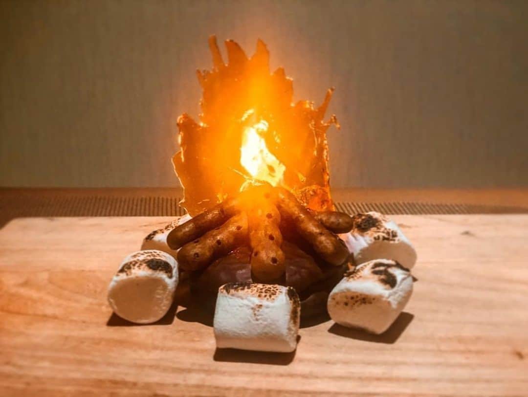 CAMP_HACKさんのインスタグラム写真 - (CAMP_HACKInstagram)「こちらは「焚き火ケーキ」。マシュマロやクッキーで土台をつくり、炎はべっこう飴を溶かして成形しているのだそう。照らせば本物の焚き火風ですね！ . . from CAMP HACK . みなさんの「おうちキャンプ」スタイルを紹介します。『#camphack家取材』を付けて、せひ投稿を！ . Photo by @my.camp.style さん . #camp #camping #camphack #outdoorlife #outdoor #japan #followme #weekend  #outdoorgirl #family #キャンプ #アウトドア #キャンプ道具 #キャンプ初心者 #家族 #家キャンプ #庭キャンプ #ベランピング」5月17日 21時00分 - camp_hack