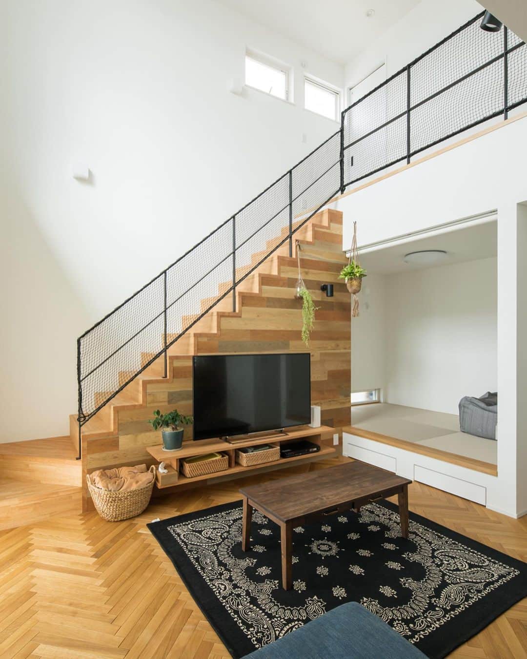 ルポハウス一級建築士事務所さんのインスタグラム写真 - (ルポハウス一級建築士事務所Instagram)「・ ・ ・ 白に木の風合いが溶け込む、明るさに包まれるリビング。 ・ ユニークな木の色合い・アイアン手すりの個性的な階段が、ナチュラルなインテリアの主役です。 ・ ・ ・ 𓐌𓐌𓐌𓐌𓐌𓐌𓐌𓐌𓐌𓐌𓐌𓐌𓐌𓐌𓐌𓐌𓐌𓐌  ルポハウスの施工事例はこちらまで☞ @reposhouse  𓐌𓐌𓐌𓐌𓐌𓐌𓐌𓐌𓐌𓐌𓐌𓐌𓐌𓐌𓐌𓐌𓐌𓐌 #ルポハウス は#ちょっとかっこいい家 を"友人のために" という思いでつくっています。 一生に一度の#マイホーム。 「あなたにしかできない」×「ルポハウスだからできる」で、 私たちだけの#家づくり を思いっきり楽しんでみませんか？！ ・ ・ ・ #住宅 #注文住宅 #新築一戸建て #シンプルな暮らし #デザイナーズ住宅  #一級建築士事務所 #設計事務所 #design #simple #滋賀県大津市 #滋賀県草津市 #滋賀県栗東市 #吹き抜けリビング #吹抜けリビング #リビング階段 #ヘリンボーン #ヘリンボーン床 #ヨーロピアンオーク #無垢フローリング #インテリアグリーンのある暮らし」5月17日 21時00分 - reposhouse